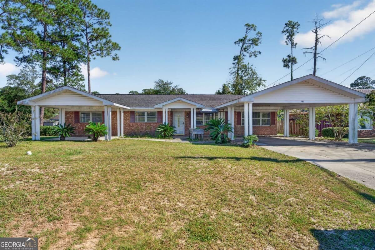 3 bedroom, 2 bathroom, 1,616 sq ft single family residence for sale at 2116 Screven Avenue, Waycross, GA 31501