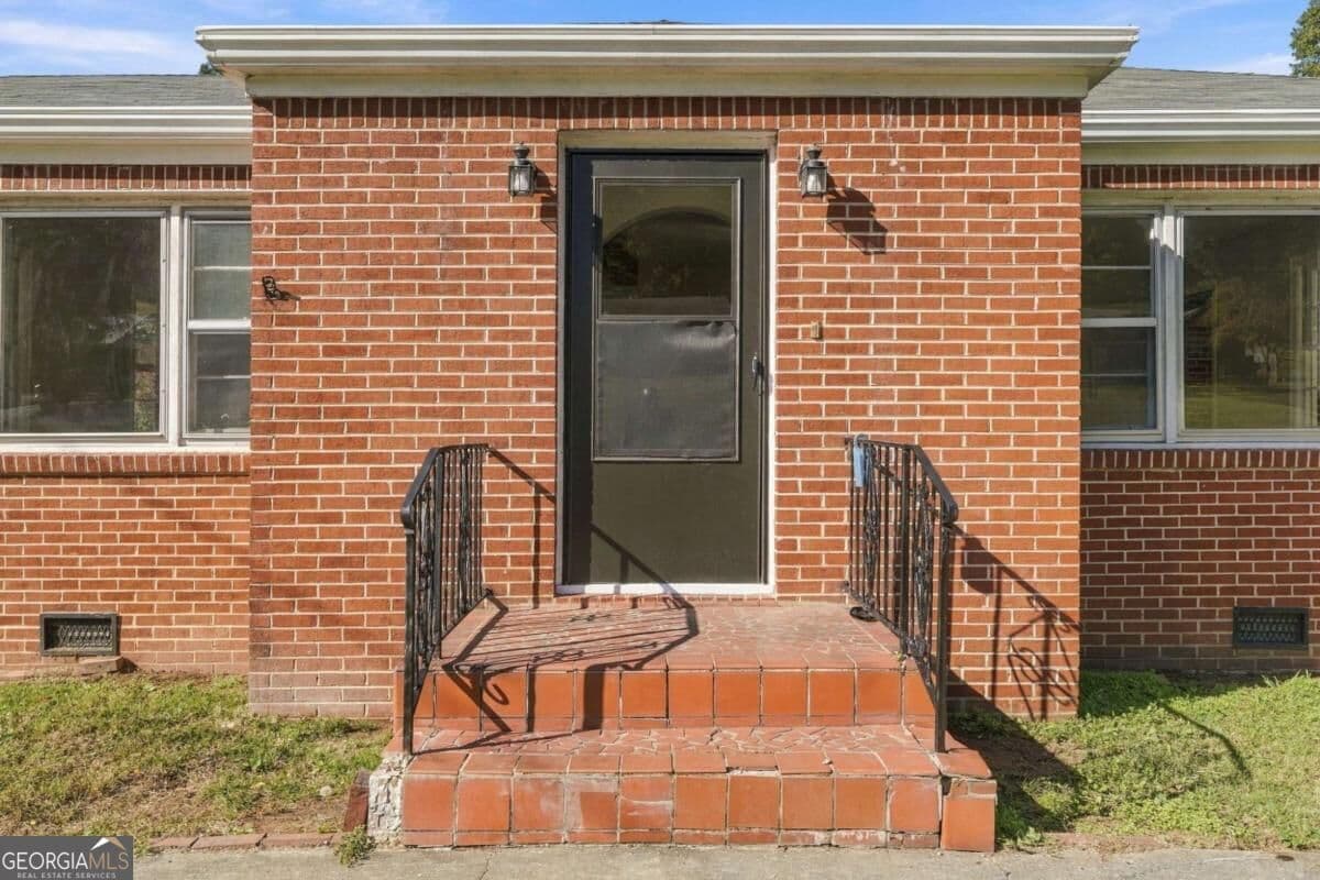 2 bedroom, 1 bathroom, 1,566 sq ft single family residence for sale at 3016 Maple Road, Lindale, GA 30147