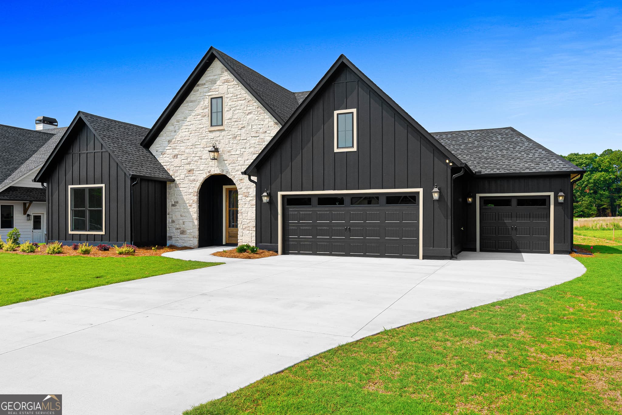 3 bedroom, 2 bathroom, 2,186 sq ft single family residence for sale at 28 South Pointe Drive, Hartwell, GA 30643