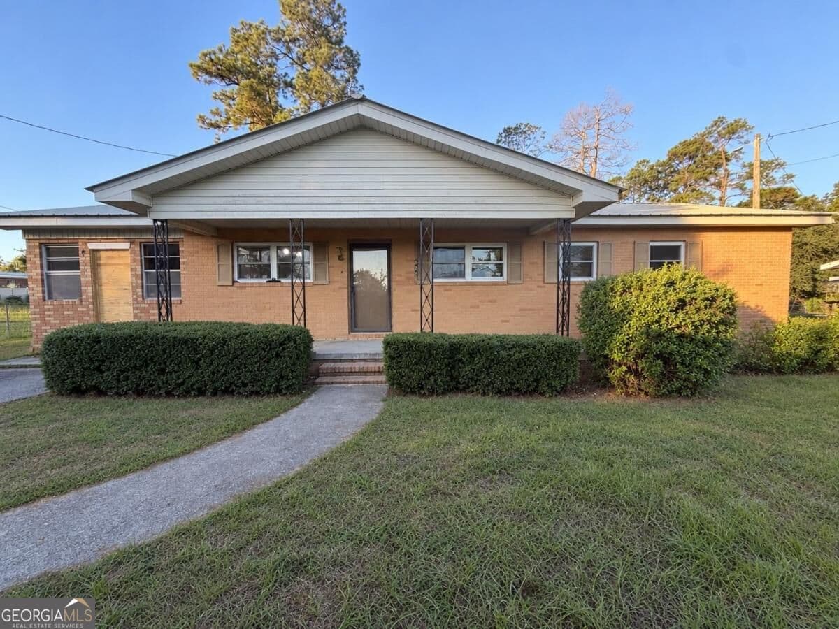 4 bedroom, 2.5 bathroom, 1,405 sq ft single family residence for sale at 526 Soloman Street, Swainsboro, GA 30401