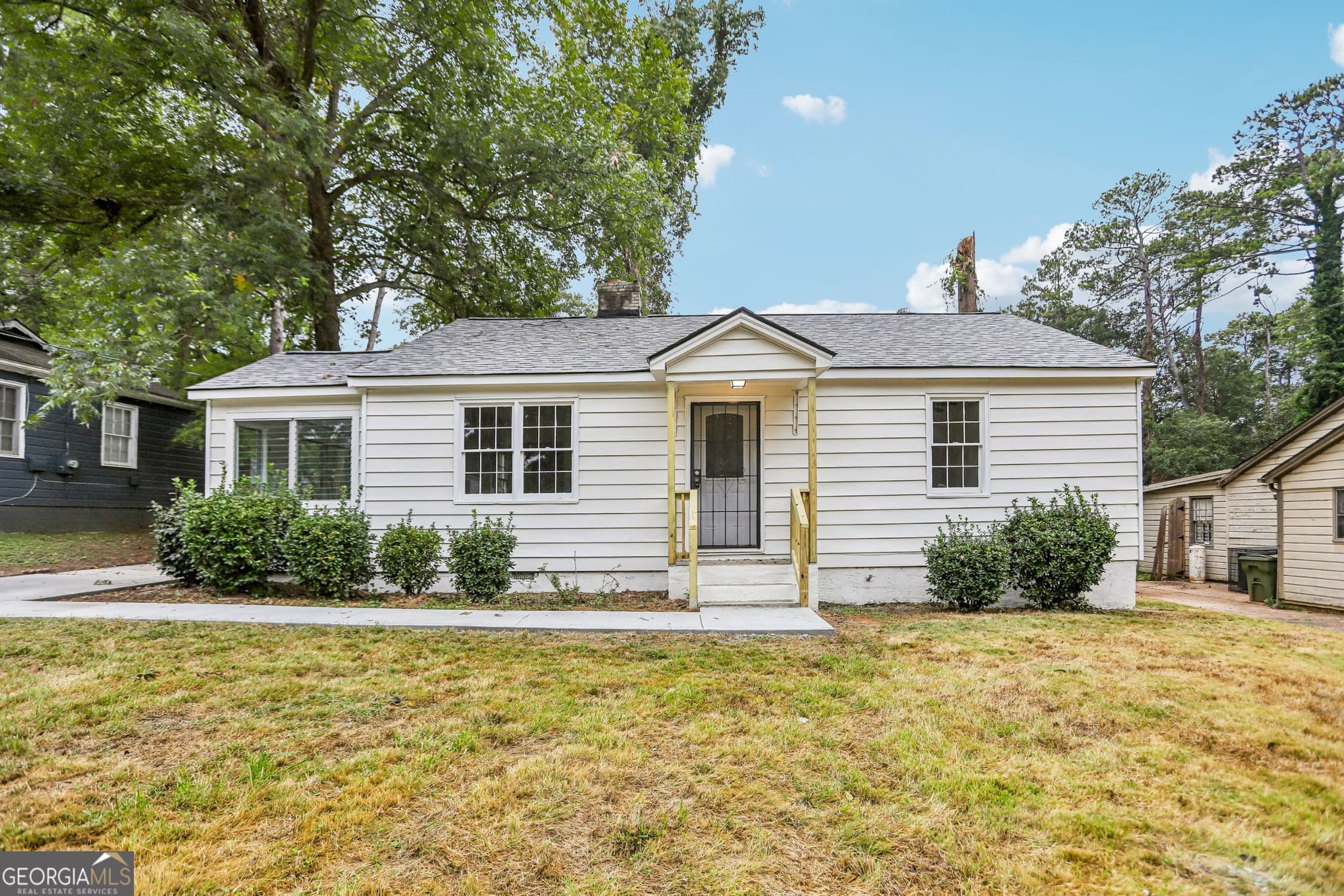 2 bedroom, 1 bathroom, 1,252 sq ft single family residence for sale at 1330 Lynford Drive, Atlanta, GA 30310