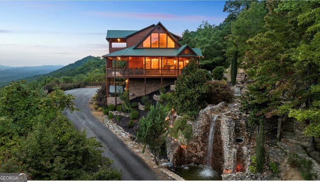 4 bedroom, 3.5 bathroom, 3,340 sq ft cabin,single family residence sold at 279 Rising Star Lane, Mineral Bluff, GA 30559