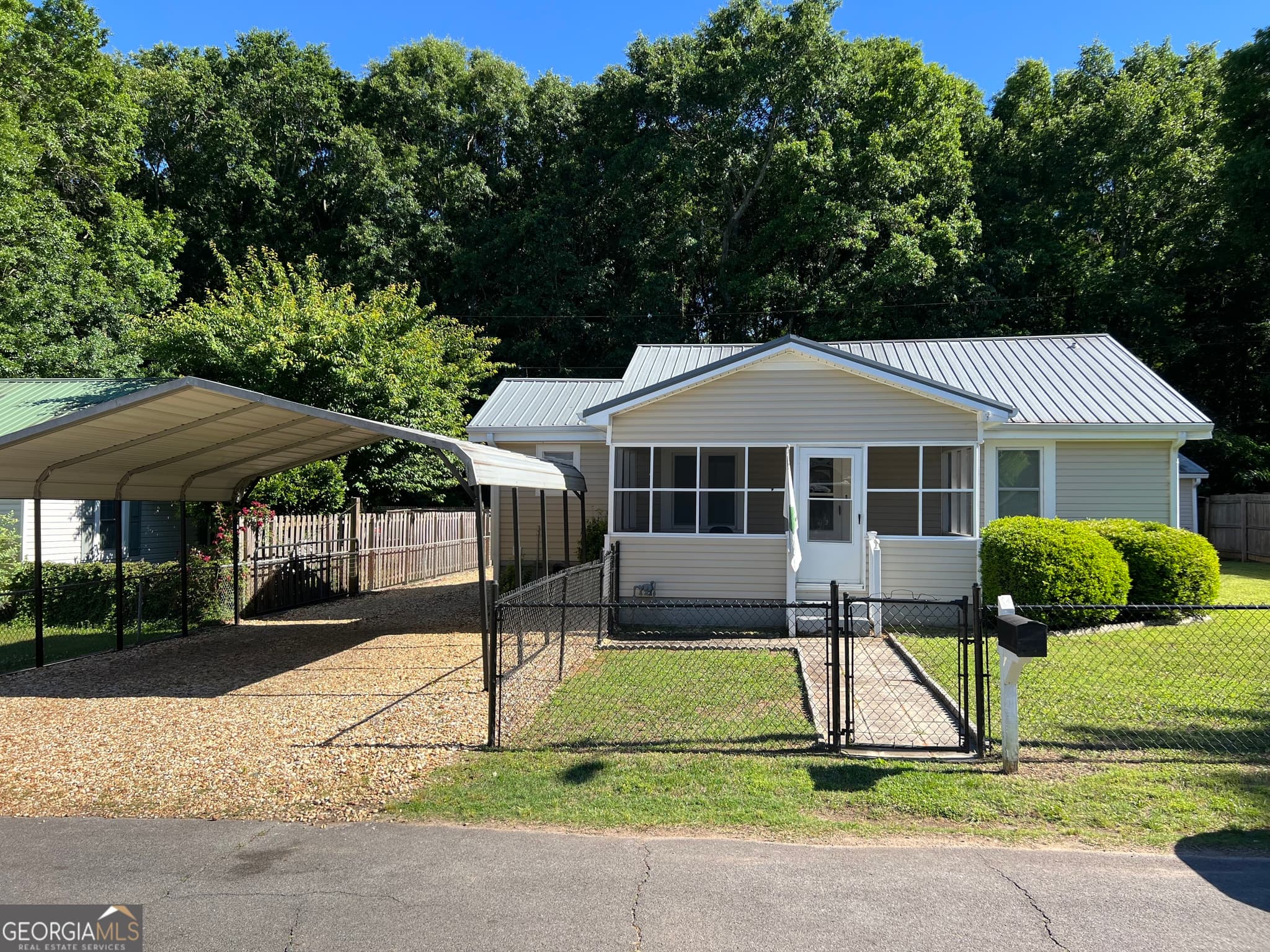 2 bedroom, 2 bathroom, 936 sq ft single family residence sold at 12 E 4th Street, Aragon, GA 30104