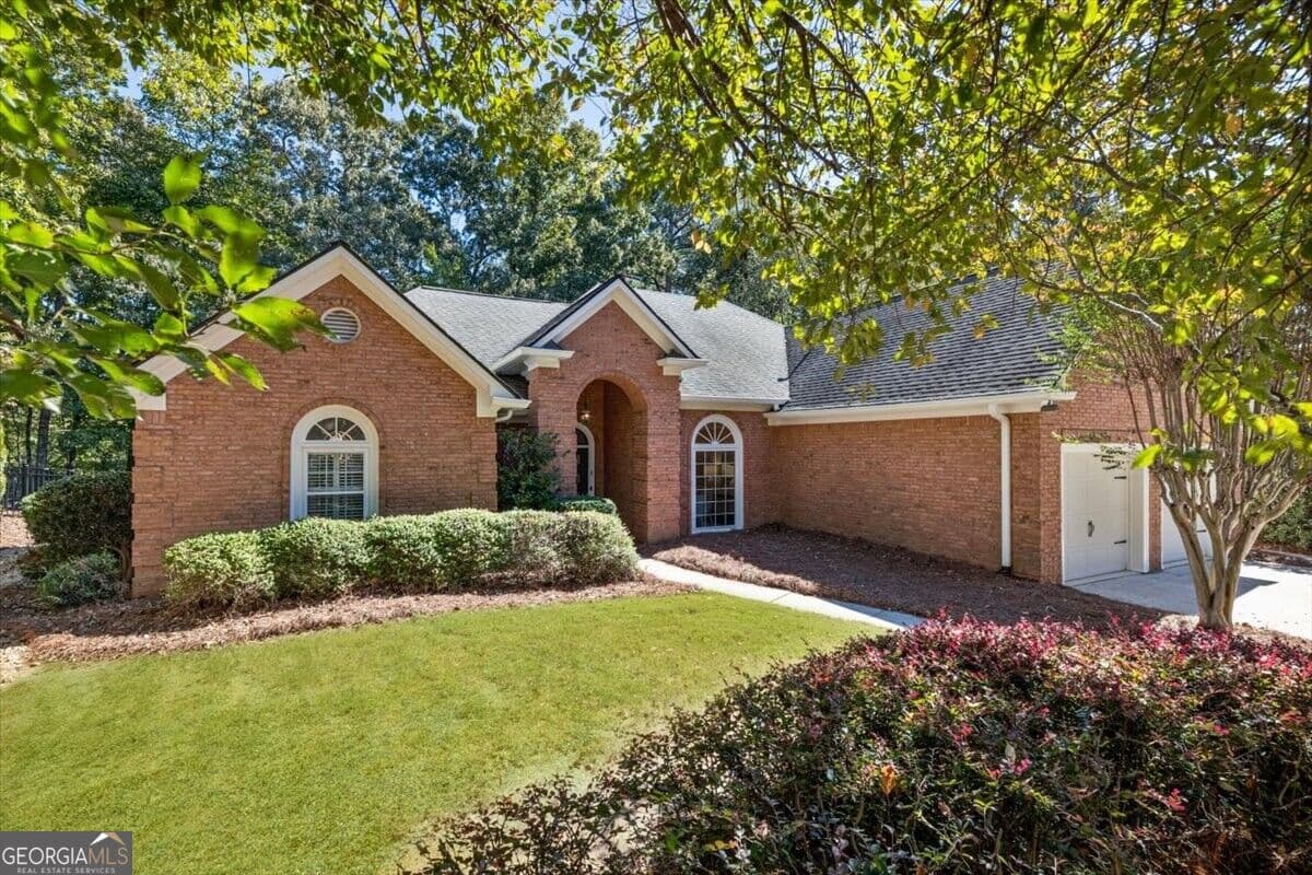 3 bedroom, 2.5 bathroom, 2,665 sq ft single family residence for sale at 6230 Bannerhorn Run, Alpharetta, GA 30005