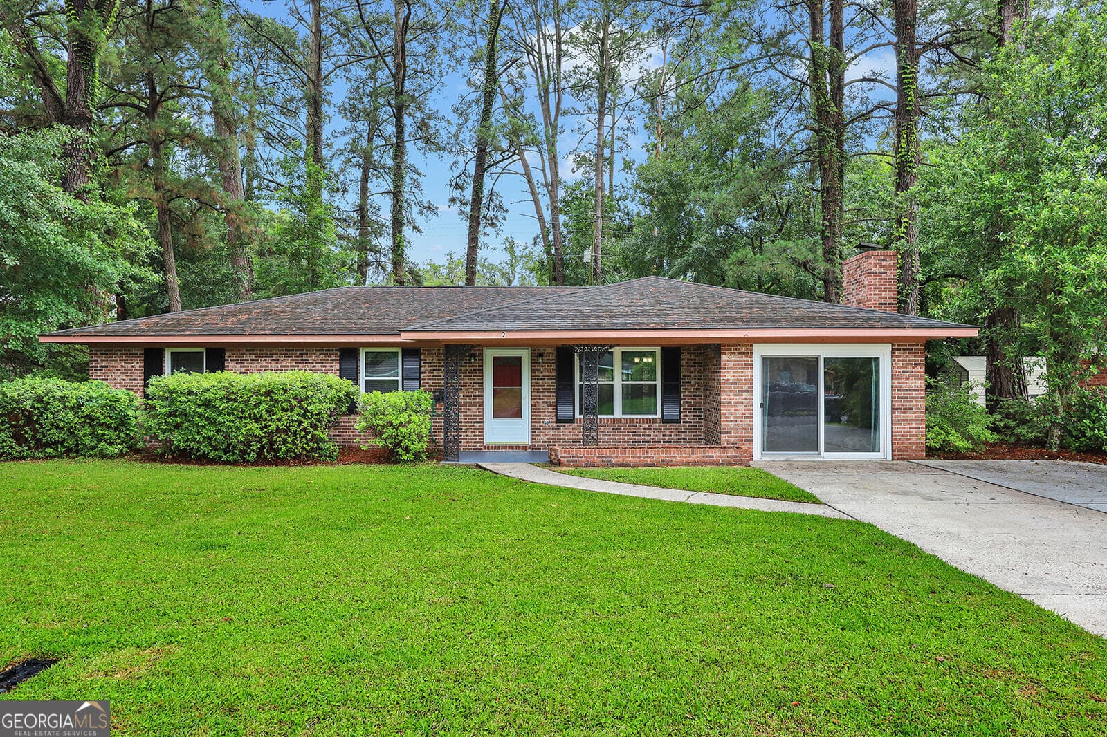 4 bedroom, 3 bathroom, 1,924 sq ft single family residence sold at 9 Austin Drive, Savannah, GA 31419