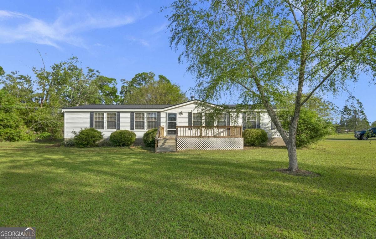3 bedroom, 2 bathroom, 2,112 sq ft mobile home sold at 3730 James Loop, Blackshear, GA 31516