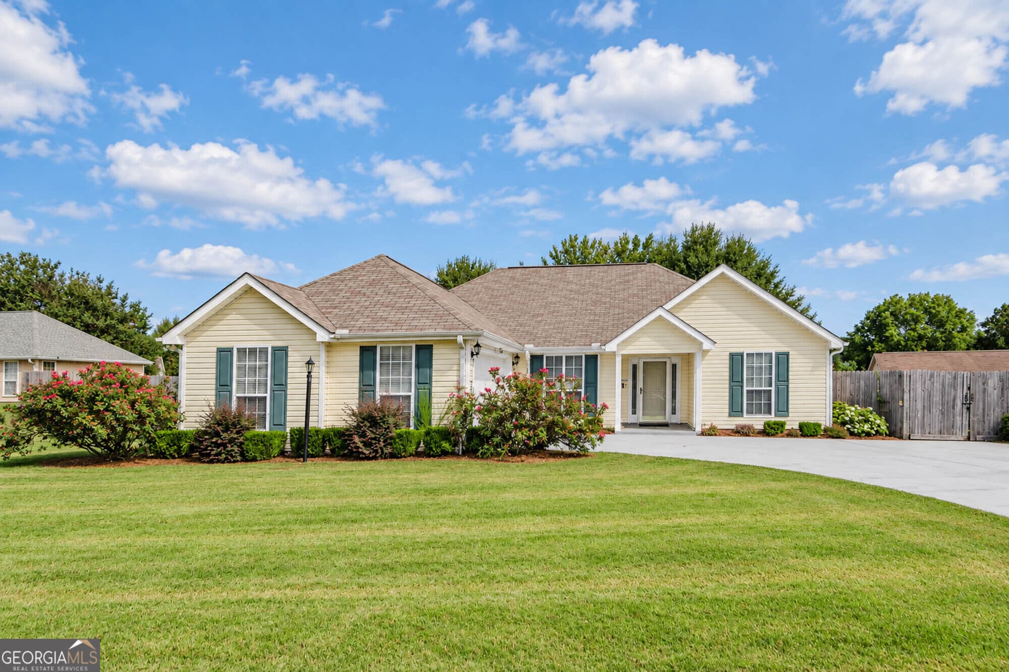 3 bedroom, 2 bathroom, 1,552 sq ft single family residence for sale at 133 Darin Drive, Byron, GA 31008
