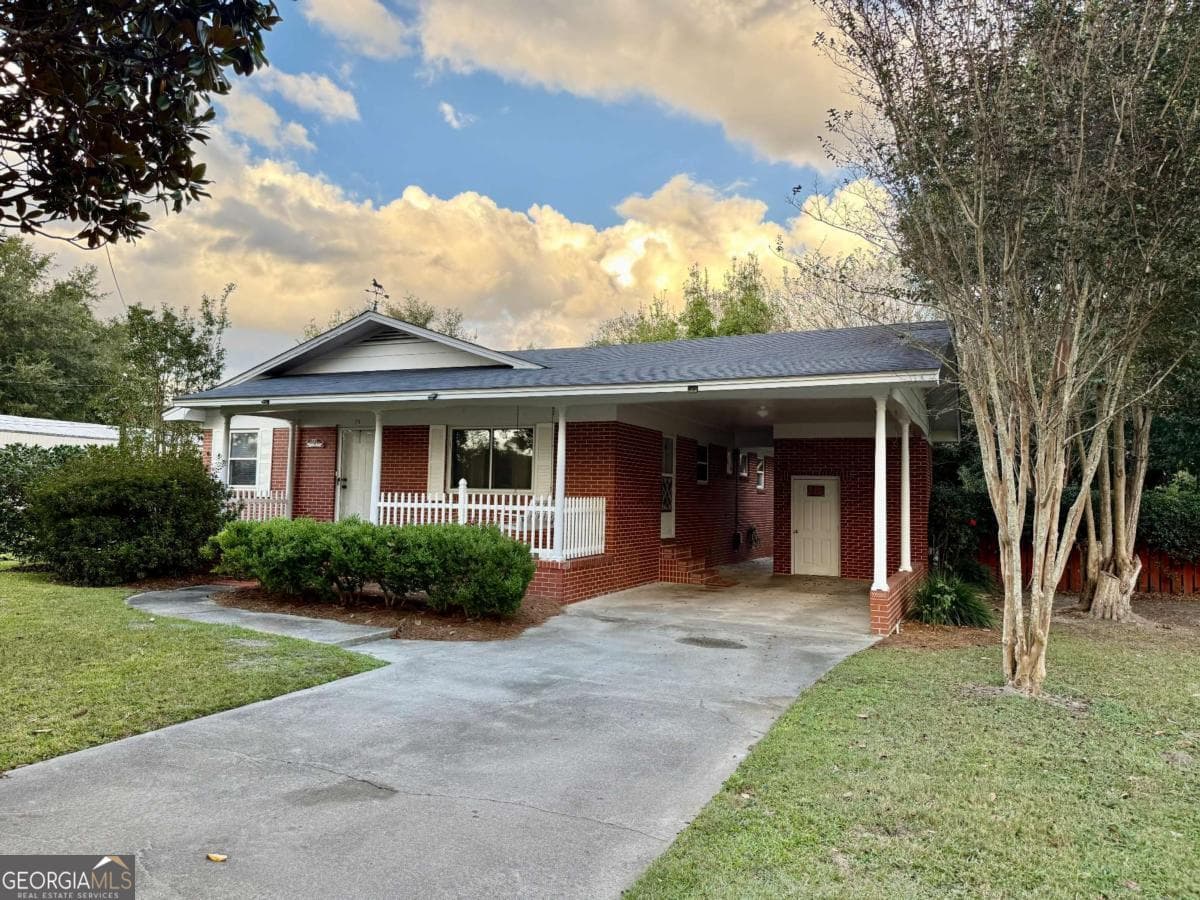 3 bedroom, 1.5 bathroom single family residence sold at 411 S Robinson Street NA, Lenox, GA 31637