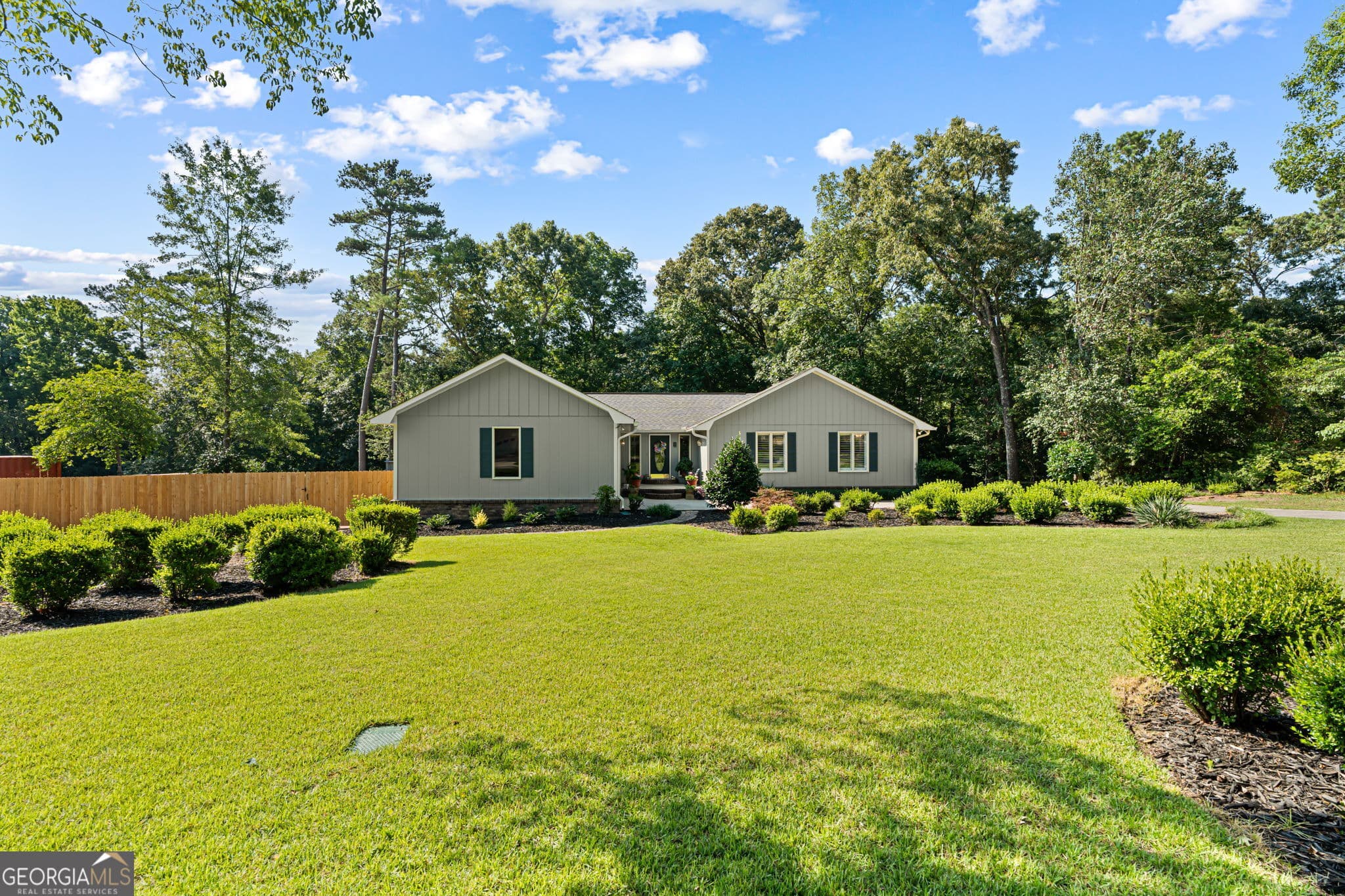 4 bedroom, 3 bathroom, 2,663 sq ft single family residence sold at 302 Smoke Rise Drive, Warner Robins, GA 31088