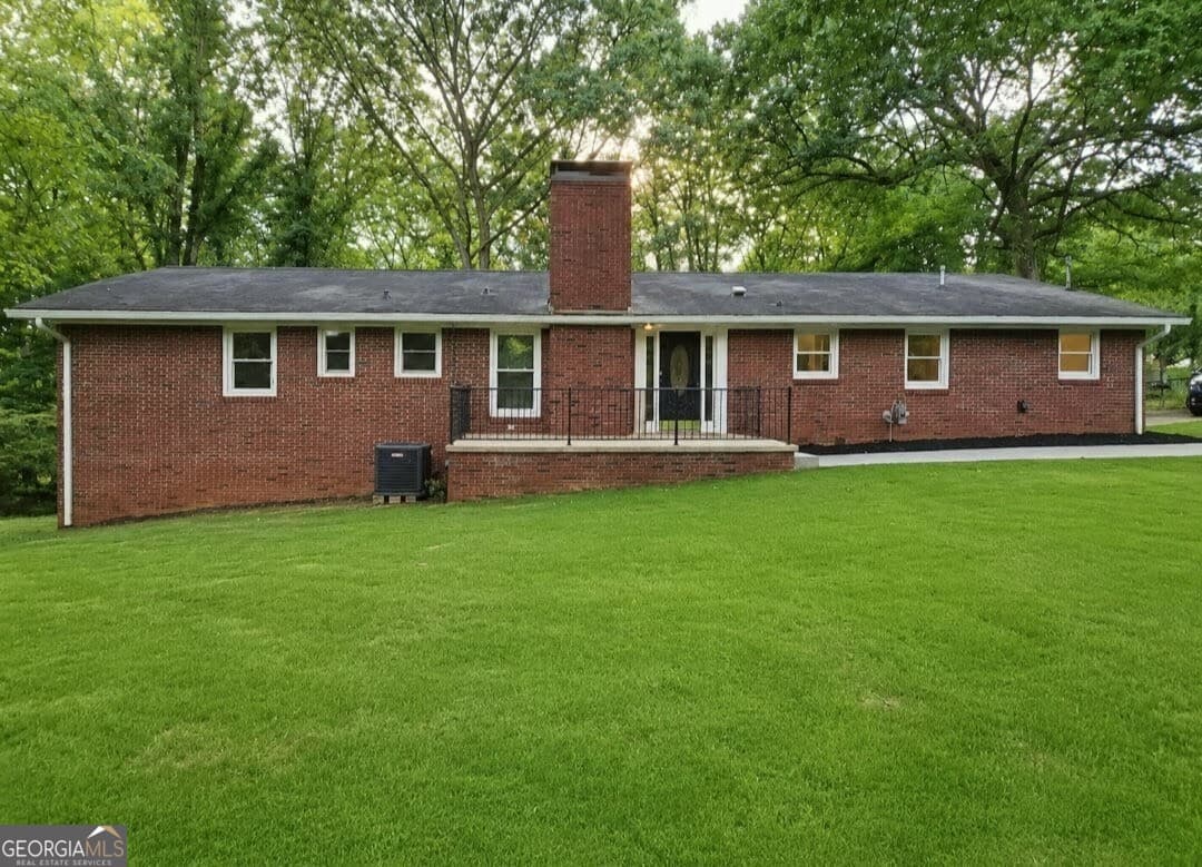 3 bedroom, 2 bathroom, 1,456 sq ft single family residence sold at 3248 Hilltop Circle, Gainesville, GA 30506