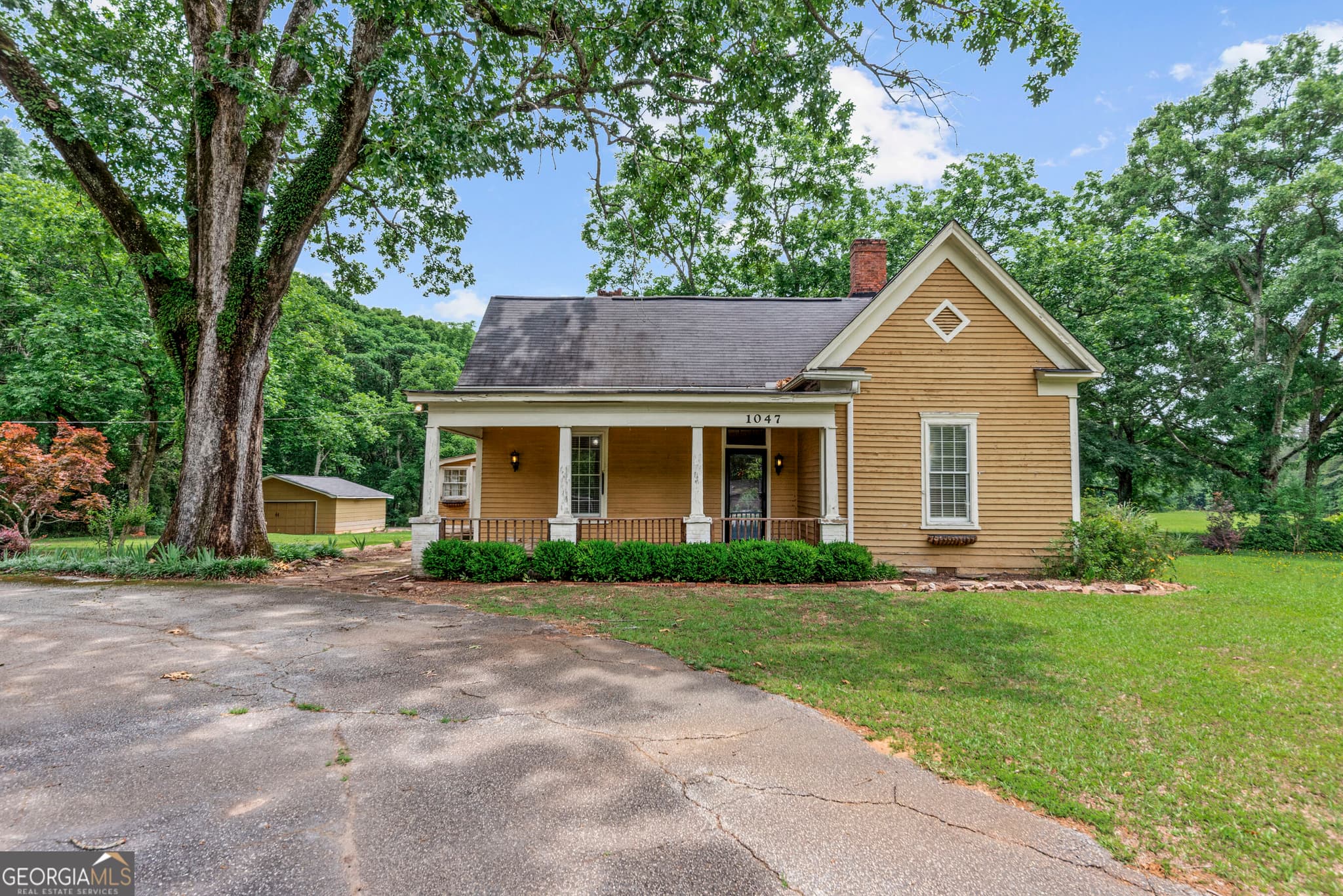 3 bedroom, 1.5 bathroom, 2,001 sq ft farm for sale at 1047 Dixie Road, Covington, GA 30014