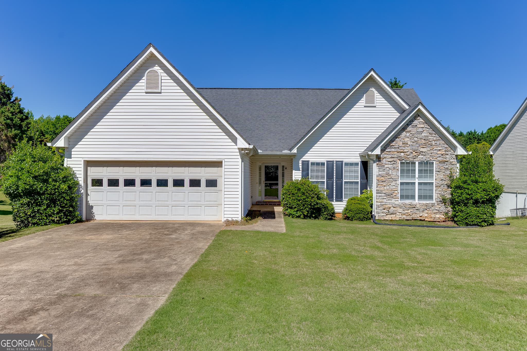 4 bedroom, 3 bathroom, 2,373 sq ft single family residence sold at 5972 River Oaks Drive, Flowery Branch, GA 30542