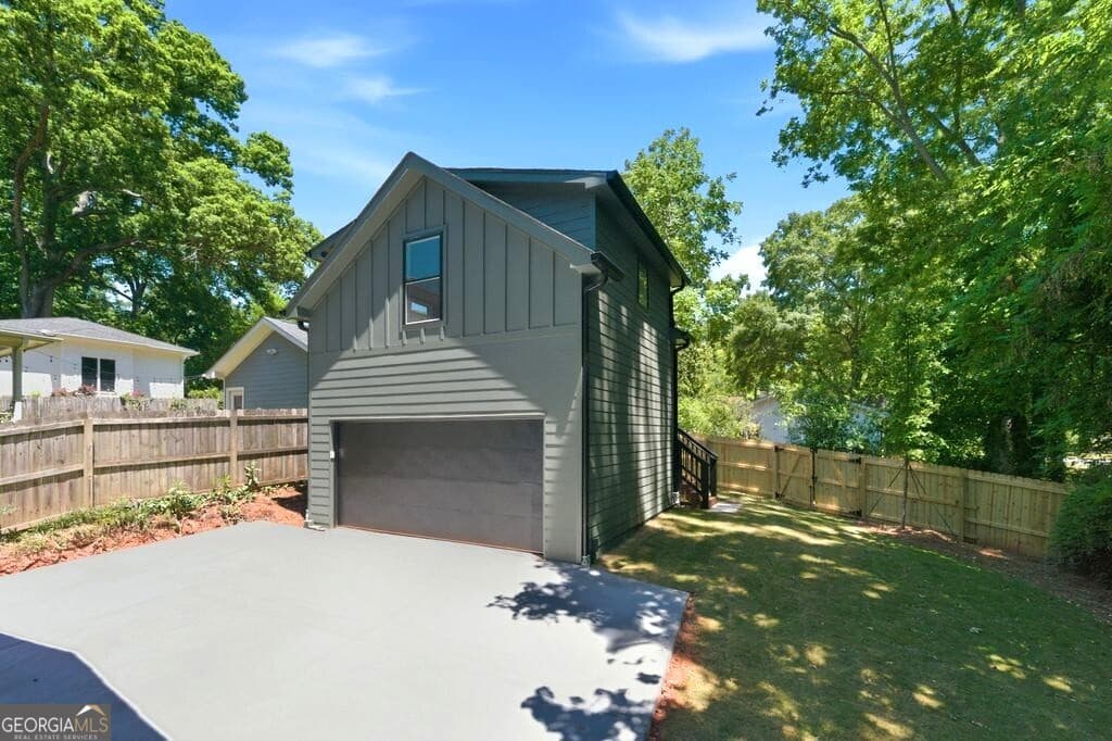 4 bedroom, 5.5 bathroom, 3,517 sq ft single family residence sold at 17 Lakeview Drive, Atlanta, GA 30317