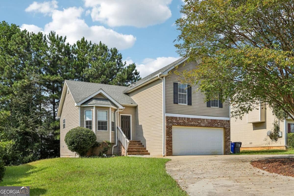 3 bedroom, 2.5 bathroom, 1,336 sq ft single family residence for sale at 4031 Robin Circle, Atlanta, GA 30349