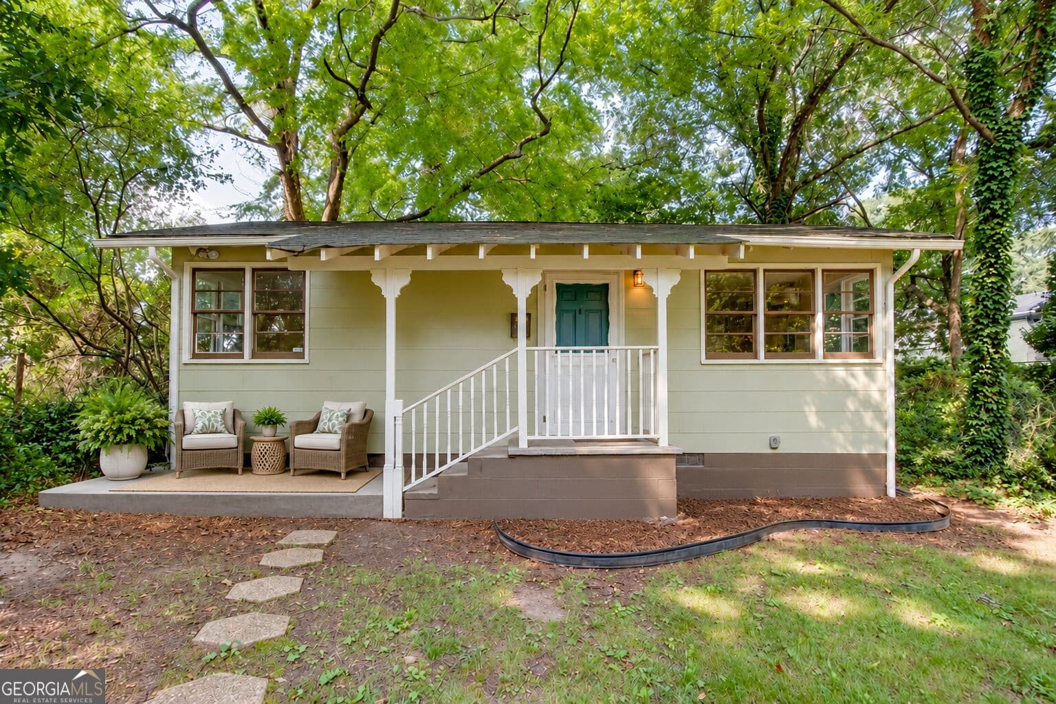 2 bedroom, 1 bathroom, 800 sq ft single family residence for rent at 1318 Elizabeth Lane B - REAR, East Point, GA 30344 for $1,295 a month