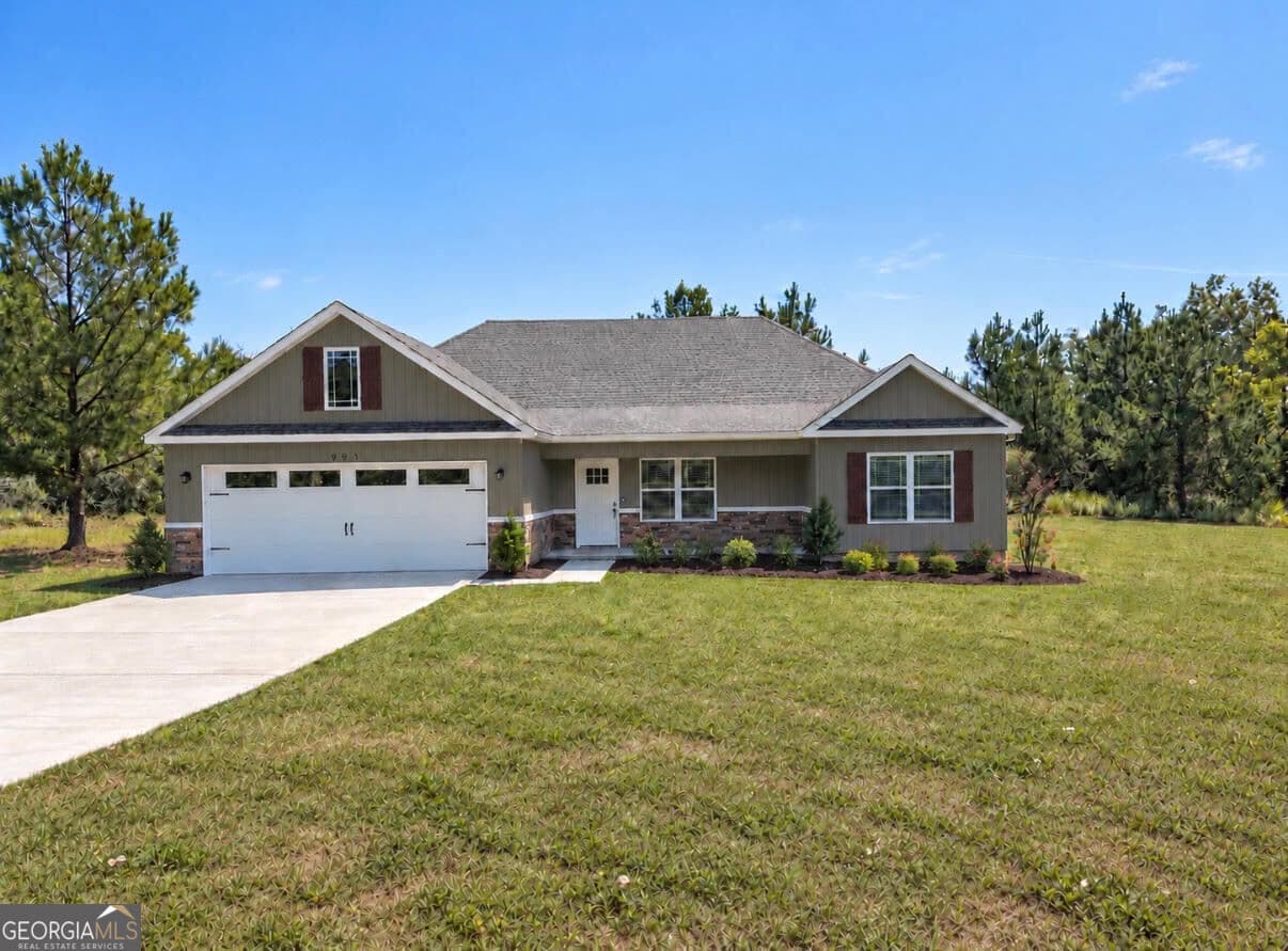3 bedroom, 2 bathroom, 1,700 sq ft single family residence under contract at 221 Buckingham Parc Circle, East Dublin, GA 31027