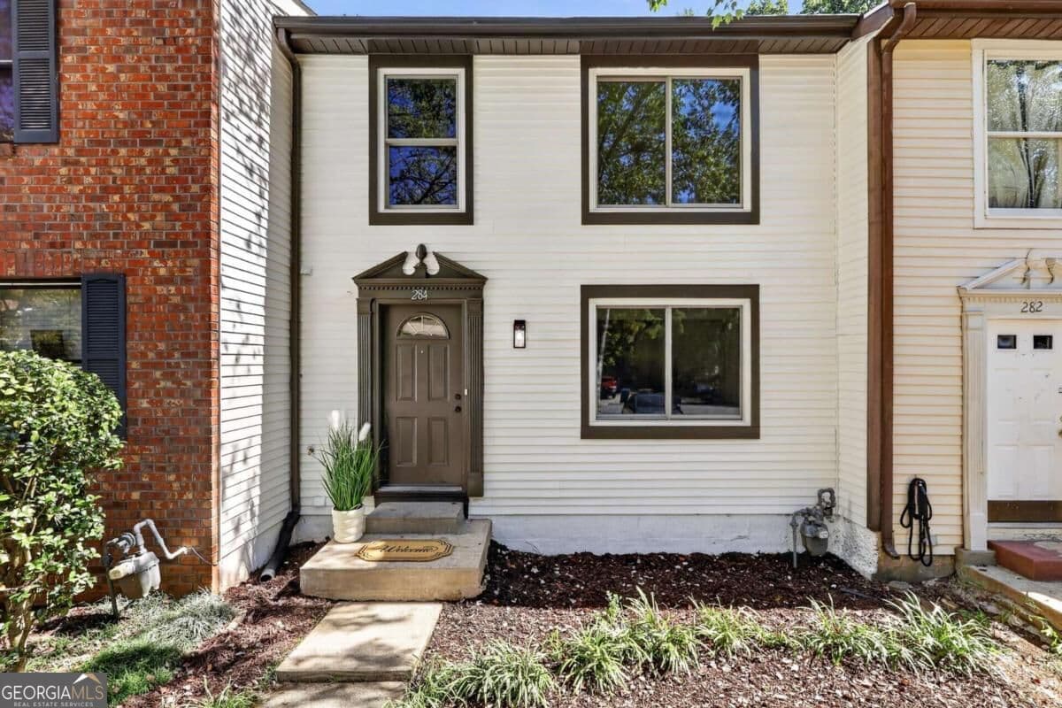 3 bedroom, 3 bathroom, 1,555 sq ft townhouse for sale at 284 Roswell Commons Circle, Roswell, GA 30076