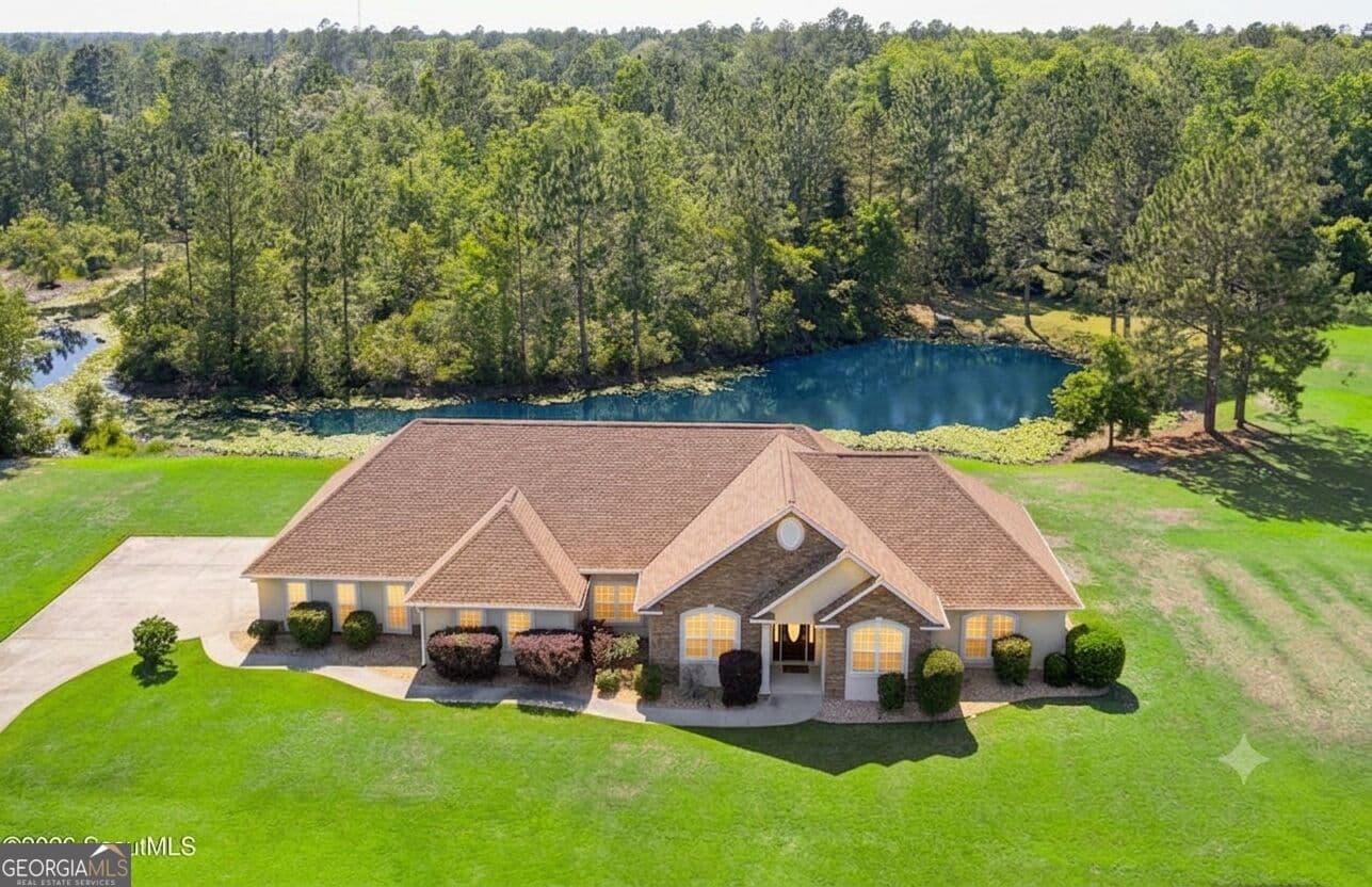 3 bedroom, 3 bathroom, 2,707 sq ft single family residence under contract at 190 Lakes Drive, Brunswick, GA 31523