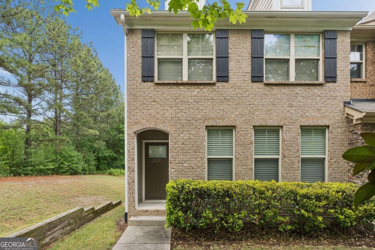 3 bedroom, 3.5 bathroom townhouse sold at 2250 Whiteoak Drive, Smyrna, GA 30080