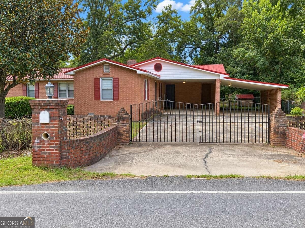 3 bedroom, 1.5 bathroom, 1,953 sq ft single family residence for sale at 500 Circle Drive, Sandersville, GA 31082
