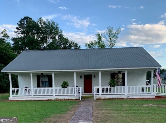 3 bedroom, 2 bathroom, 2,050 sq ft single family residence sold at 3827 Avant Road, Blackshear, GA 31516