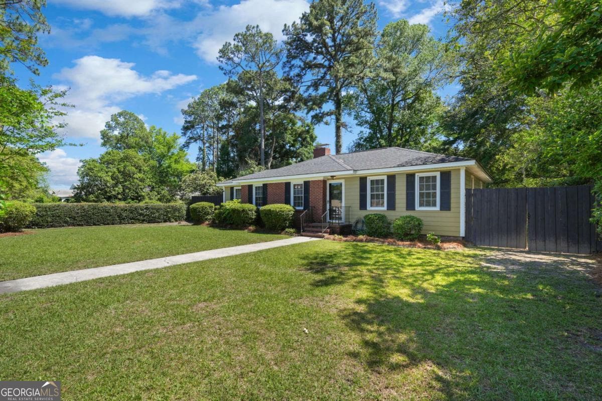 3 bedroom, 1 bathroom, 1,175 sq ft single family residence sold at 1217 E De Renne Avenue, Savannah, GA 31406
