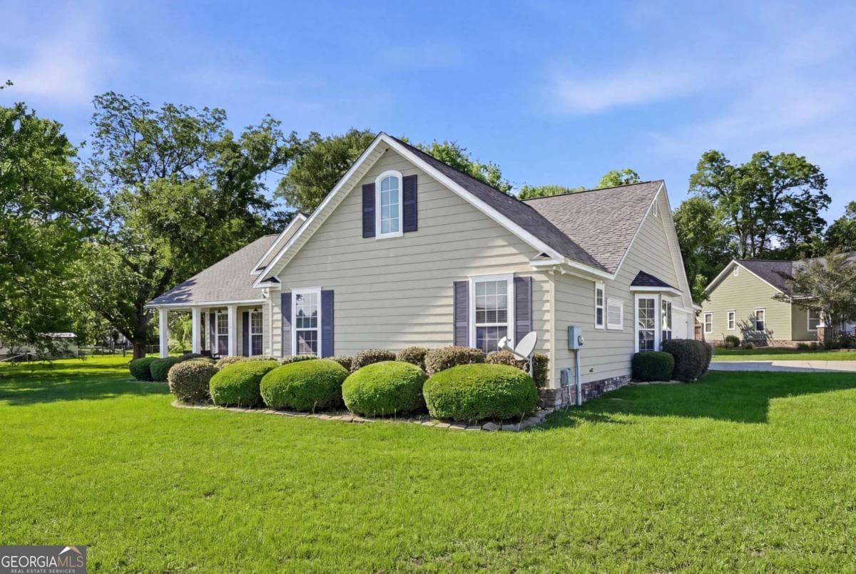 3 bedroom, 2 bathroom, 2,028 sq ft single family residence under contract at 112 Manor Drive, Fitzgerald, GA 31750