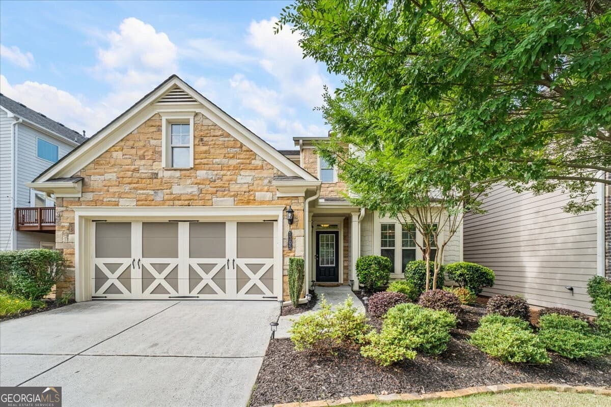 4 bedroom, 3.5 bathroom, 2,784 sq ft single family residence sold at 1305 Roswell Manor Circle, Roswell, GA 30076