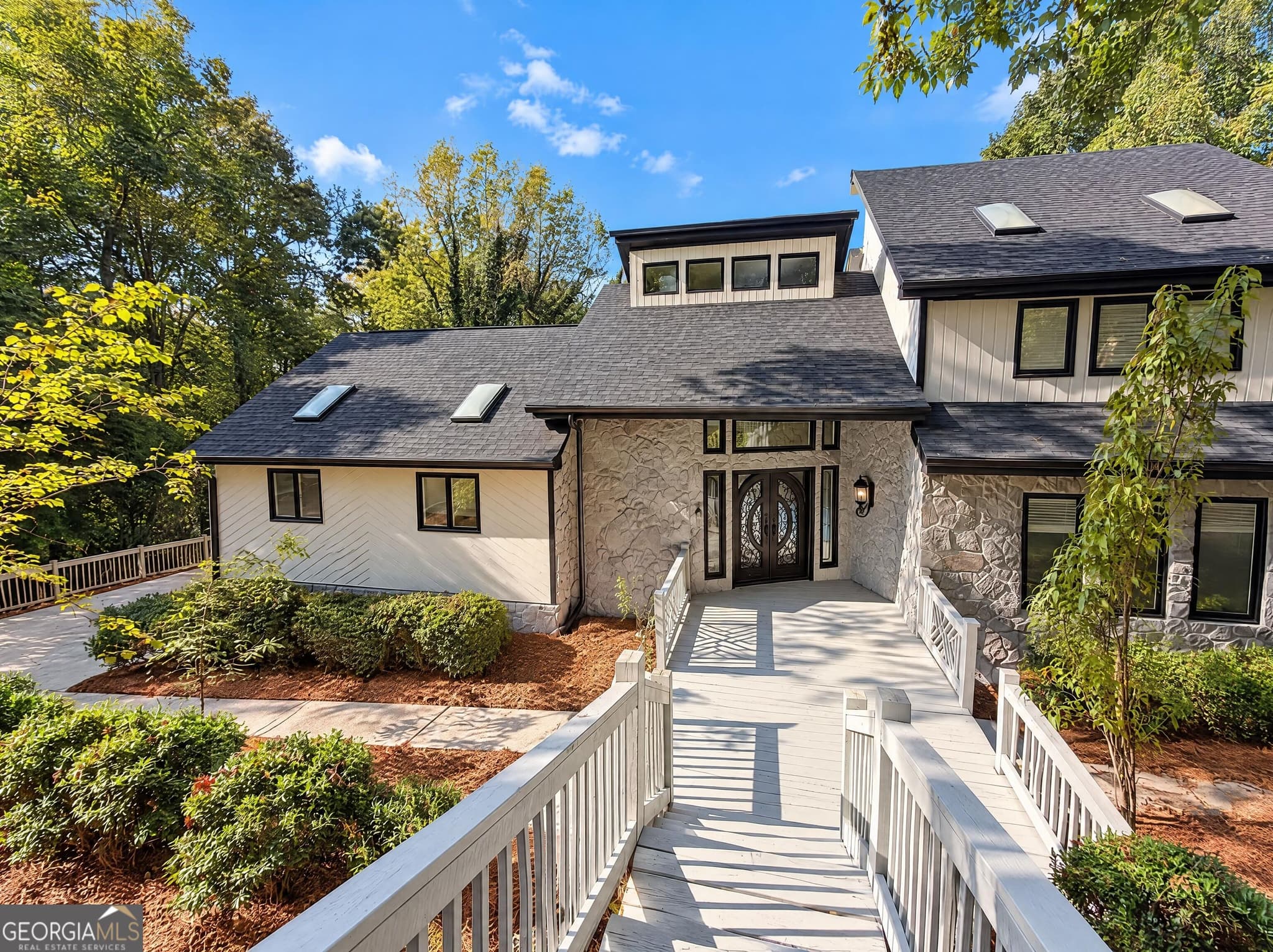 3 bedroom, 2.5 bathroom, 3,883 sq ft single family residence for sale at 140 Huntcliff Point, Sandy Springs, GA 30350