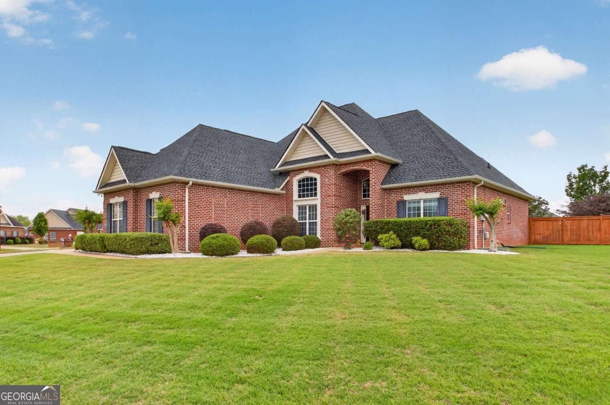 4 bedroom, 3.5 bathroom single family residence sold at 124 Flora Circle, Warner Robins, GA 31088