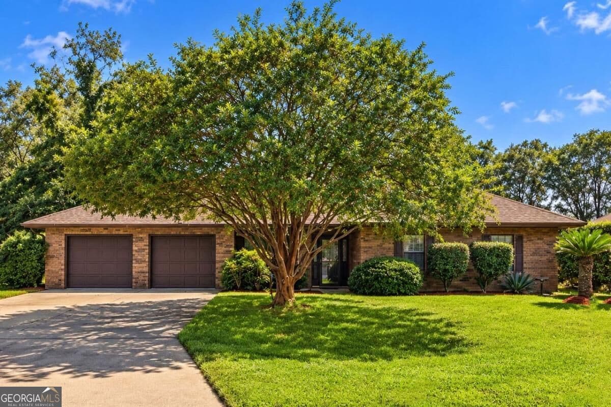 3 bedroom, 2 bathroom, 1,302 sq ft single family residence under contract at 149 Lake View Circle, Brunswick, GA 31525