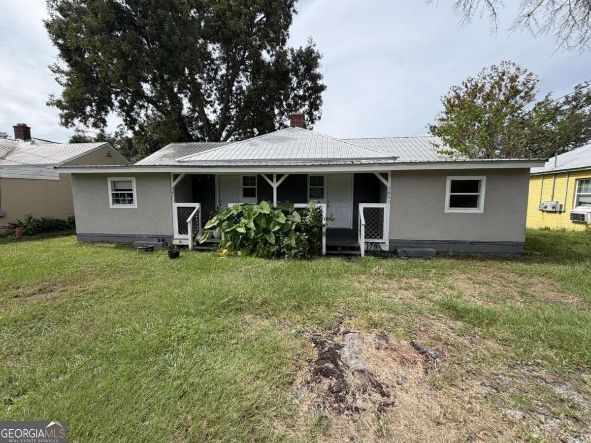 4 bedroom, 2 bathroom, 1,594 sq ft single family residence for sale at 3851/3857 Cochran Avenue, Brunswick, GA 31520