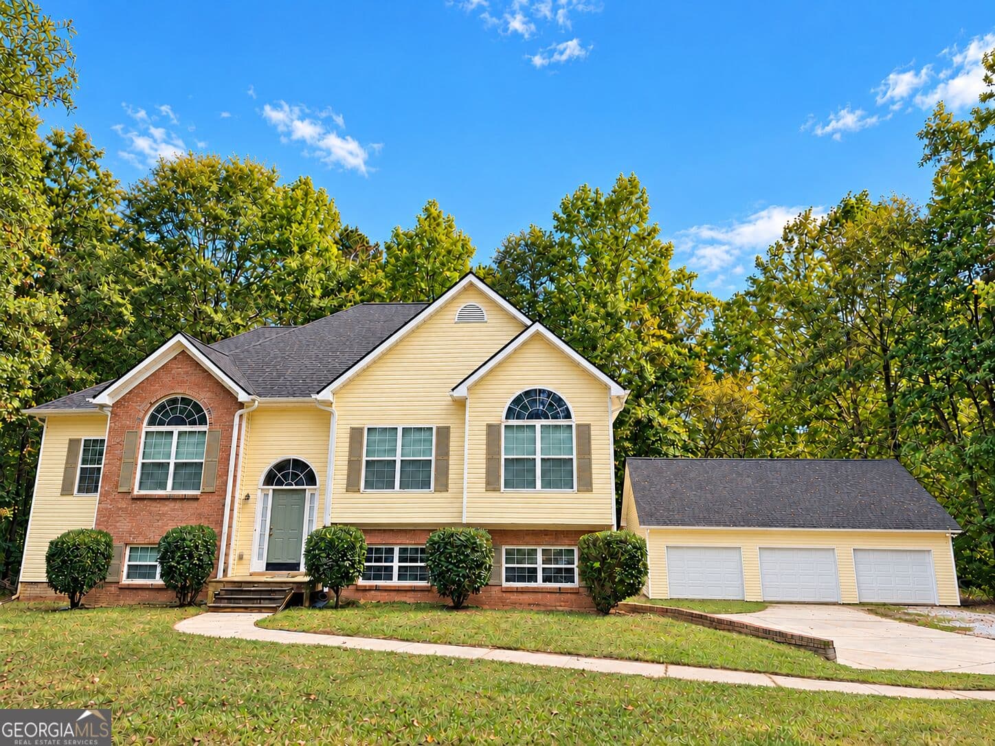 5 bedroom, 3 bathroom, 2,499 sq ft single family residence for sale at 2586 Luther Bailey Road, Senoia, GA 30276