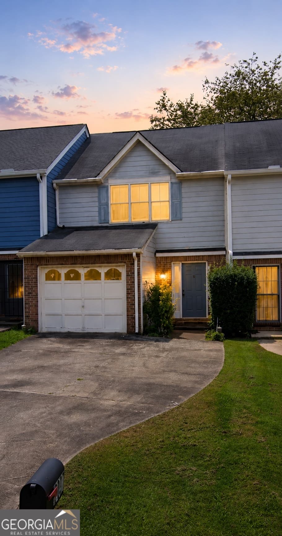 2 bedroom, 2.5 bathroom townhouse sold at 8007 Woodlake Drive, Riverdale, GA 30274
