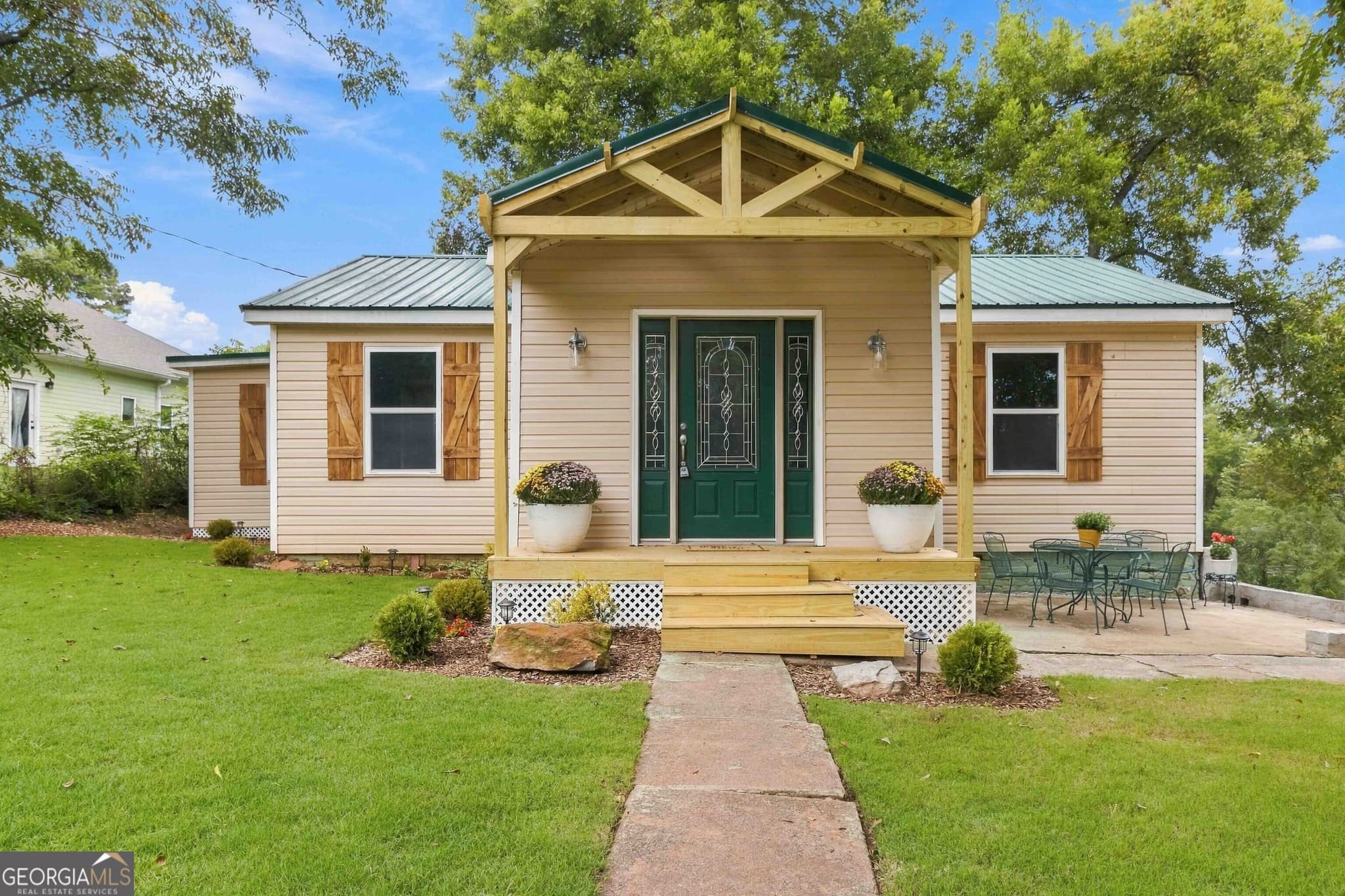 3 bedroom, 1 bathroom, 1,006 sq ft single family residence for sale at 133 Bennett Street, Commerce, GA 30529
