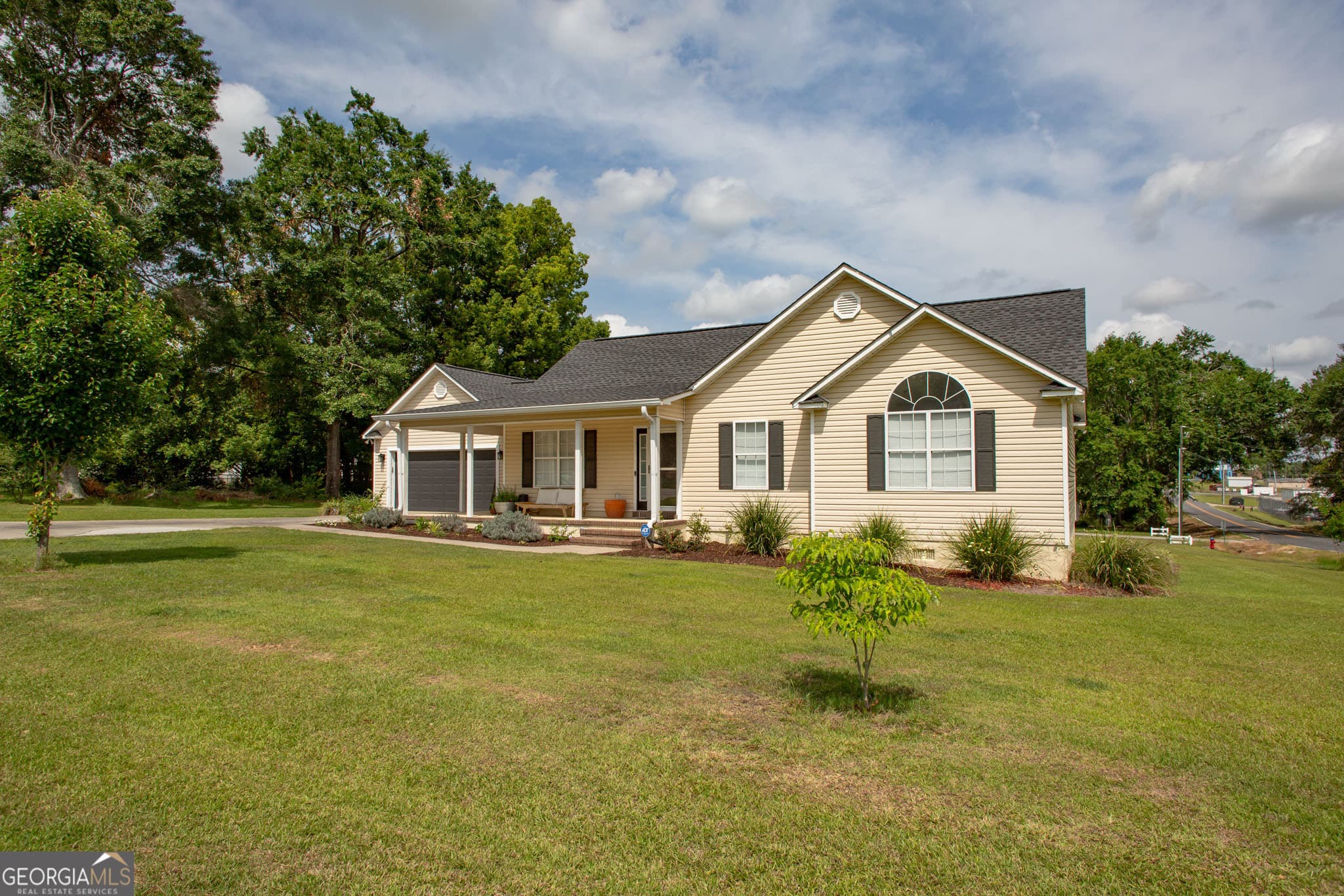 3 bedroom, 2 bathroom, 1,405 sq ft single family residence sold at 1157 Tanner Circle, Blackshear, GA 31516
