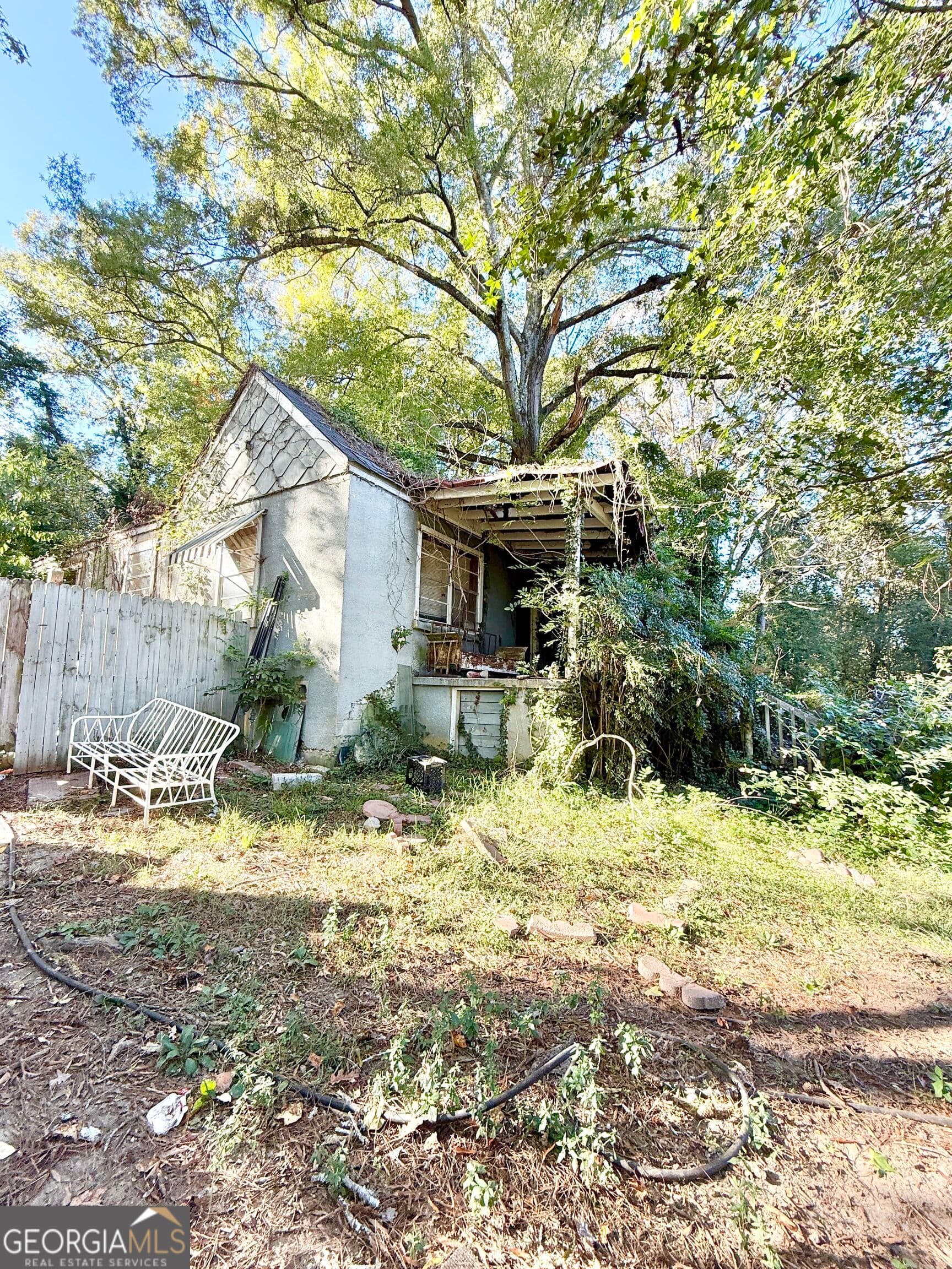 3 bedroom, 1 bathroom, 1,195 sq ft single family residence for sale at 5596 Lakeside Drive, Union City, GA 30291
