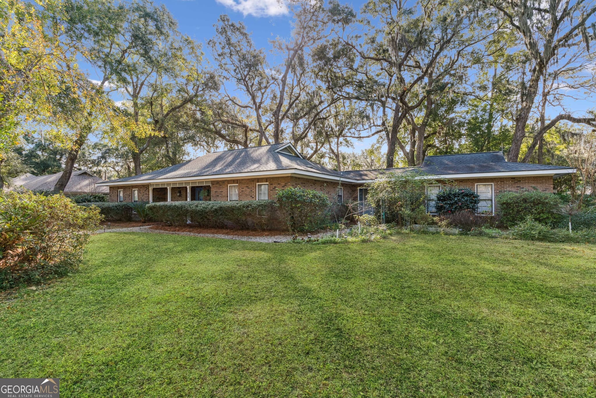 3 bedroom, 2.5 bathroom, 2,188 sq ft single family residence under contract at 219 Five Pounds Road, St. Simons, GA 31522
