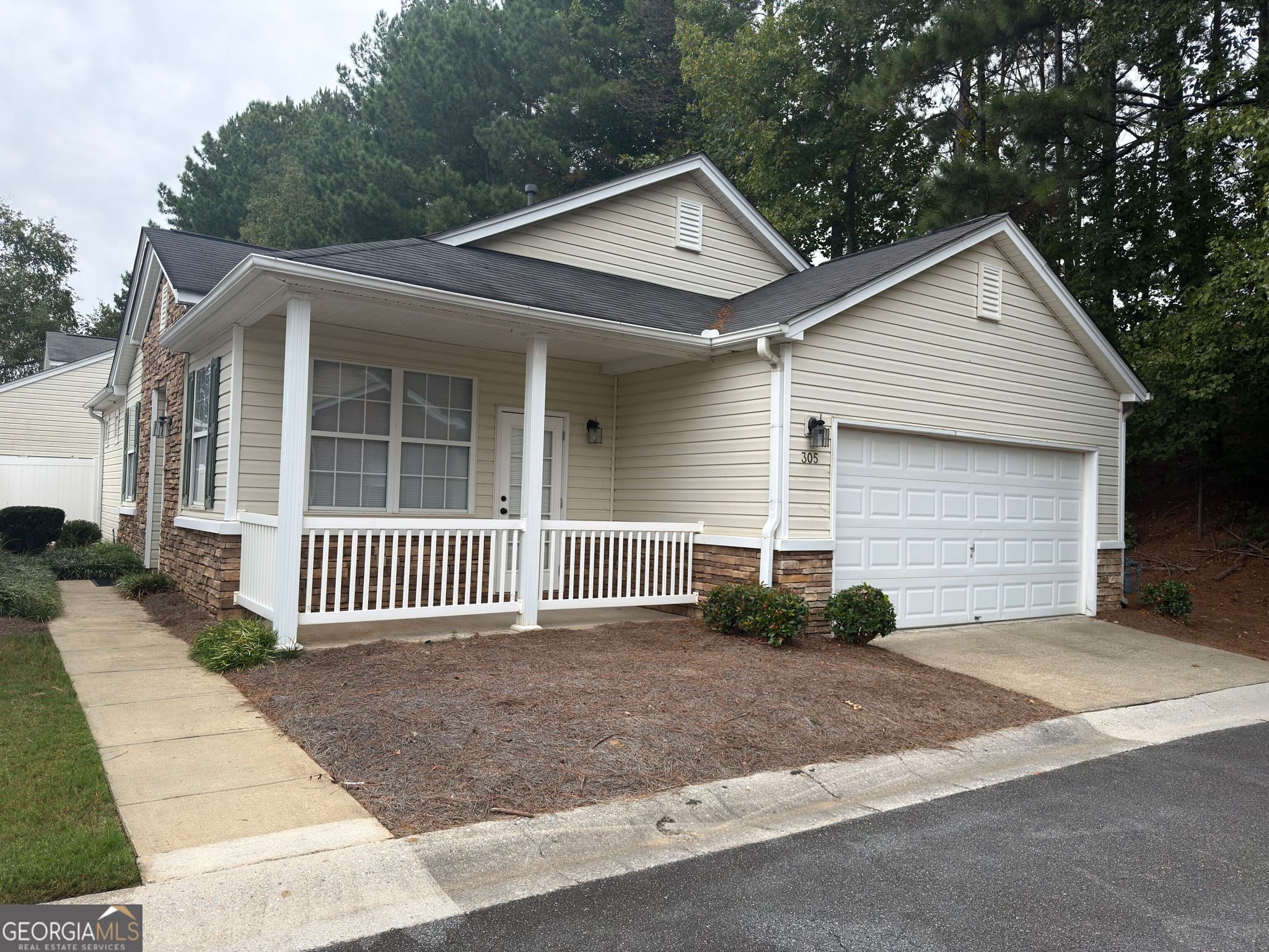 2 bedroom, 2 bathroom, 996 sq ft single family residence for sale at 305 WINDCROFT Circle, Acworth, GA 30101