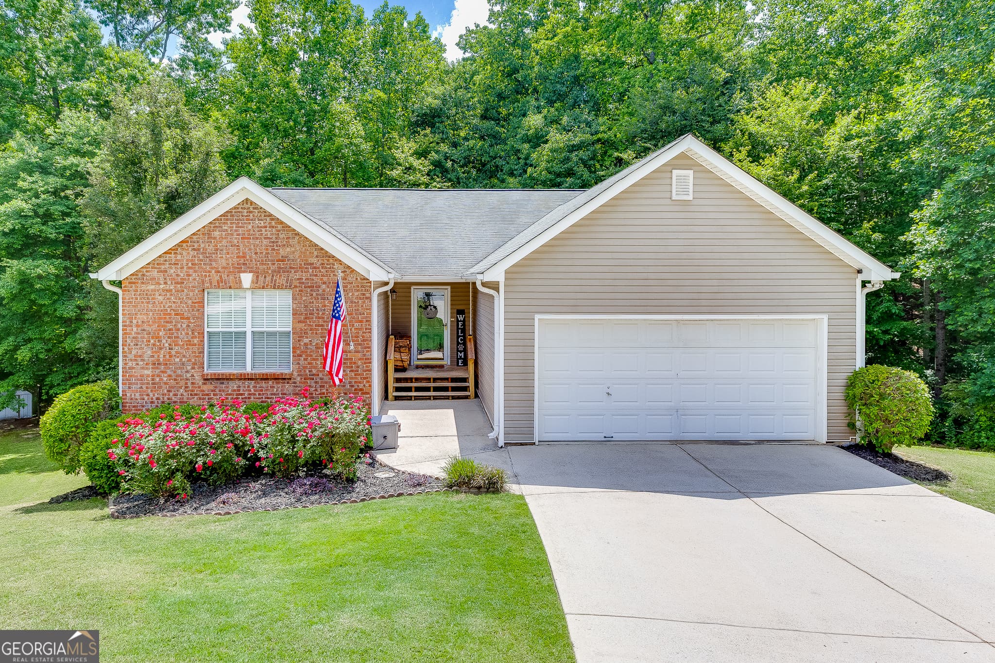 3 bedroom, 3 bathroom, 2,277 sq ft single family residence sold at 6211 Huntcliff Drive, Flowery Branch, GA 30542
