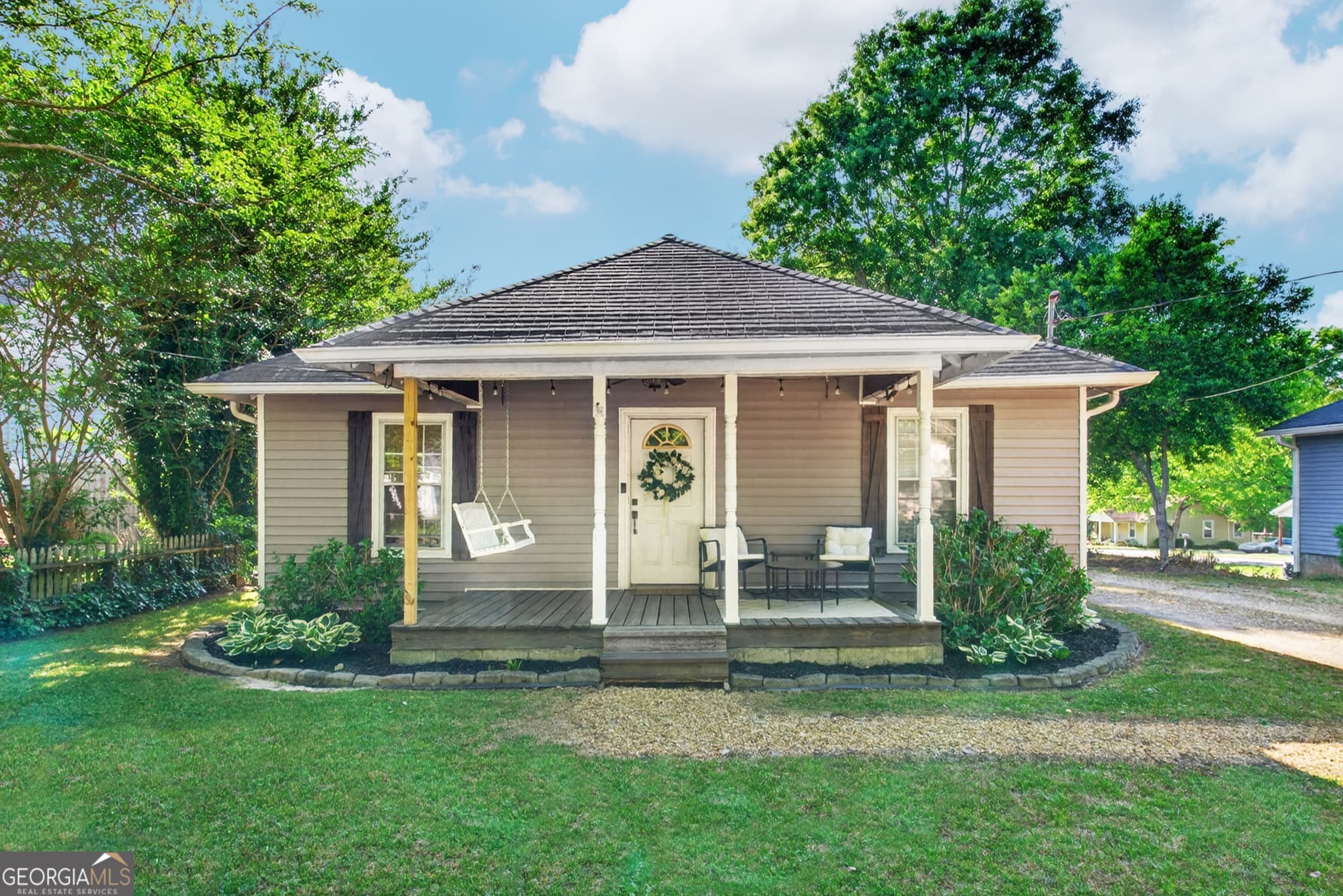 2 bedroom, 1 bathroom, 864 sq ft single family residence sold at 220 Stewart Street, Carrollton, GA 30117