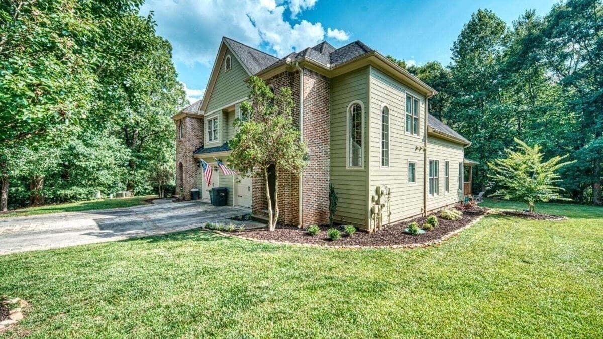 3 bedroom, 2.5 bathroom townhouse sold at 408 Licklog Ridge, Hayesville, NC 28904