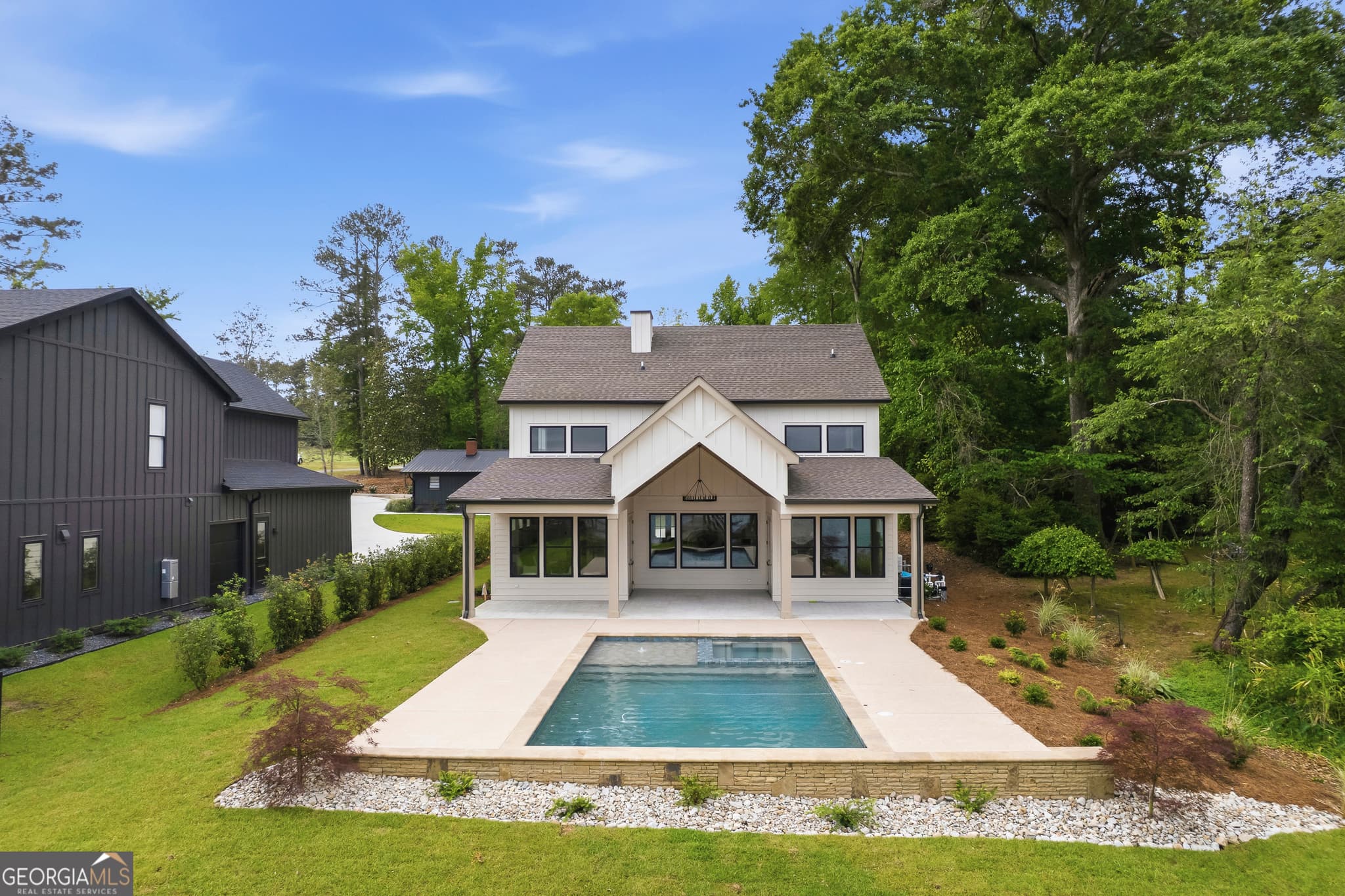 4 bedroom, 3.5 bathroom, 3,700 sq ft single family residence sold at 191 E Lakeview Drive B, Milledgeville, GA 31061