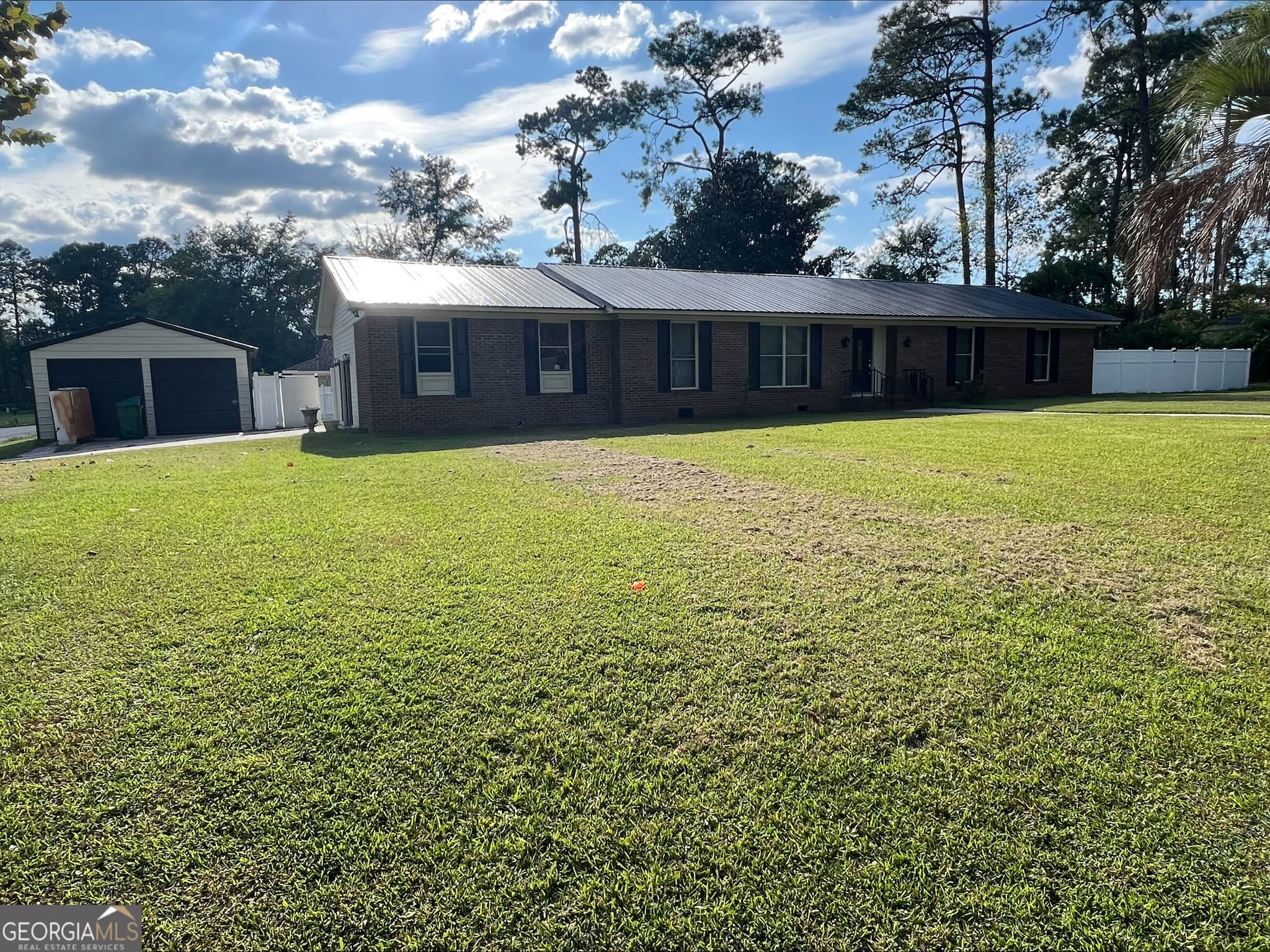 3 bedroom, 4 bathroom, 1,884 sq ft single family residence for sale at 2416 Sterling Drive, Valdosta, GA 31602