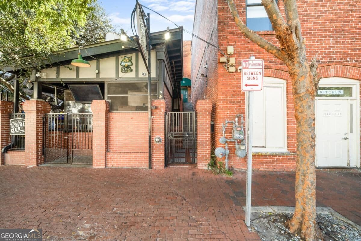 2 bedroom, 1.5 bathroom, 1,012 sq ft condominium for sale at 411 W Congress Street 4, Savannah, GA 31401