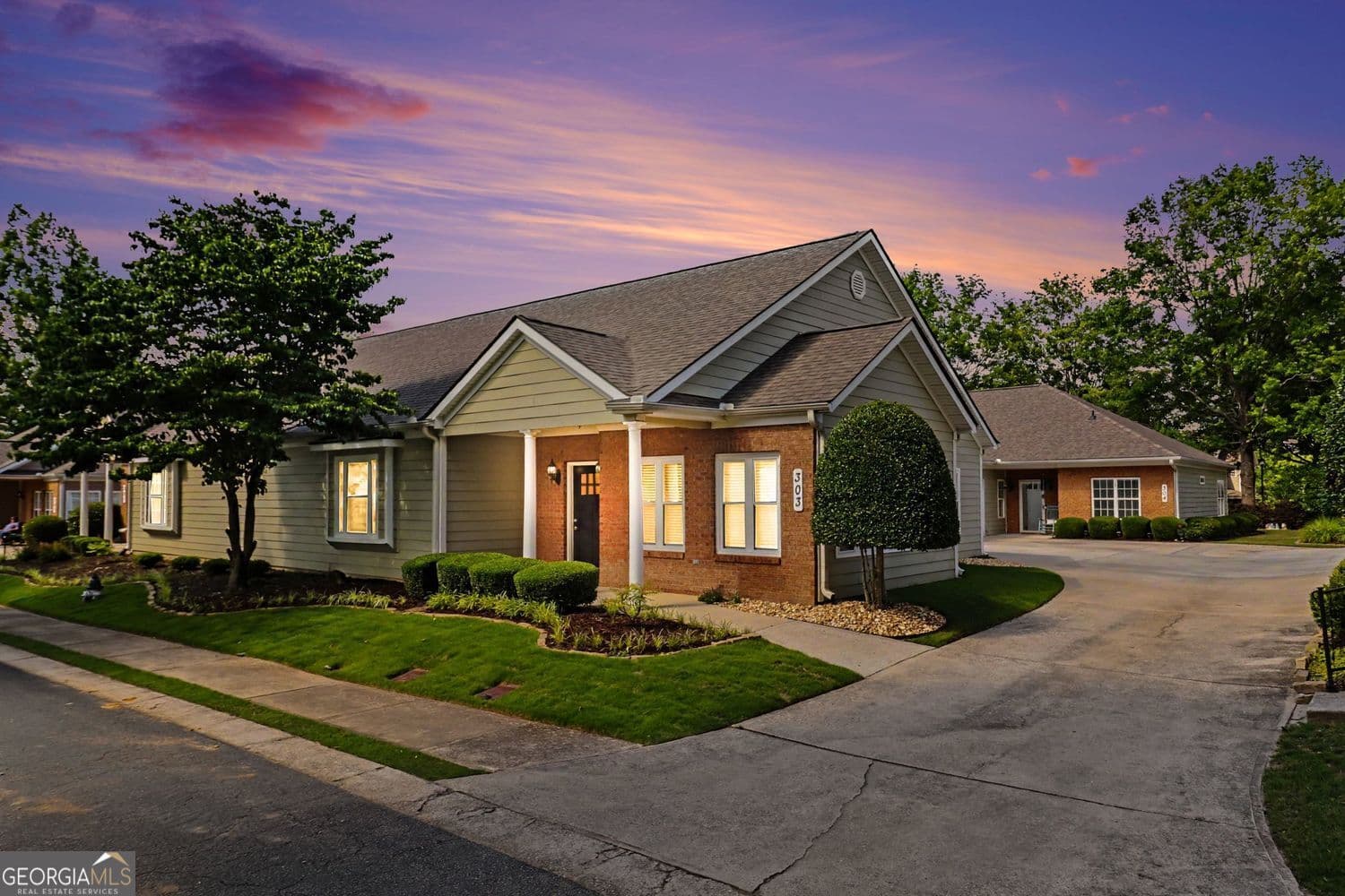 2 bedroom, 2 bathroom, 1,667 sq ft condominium sold at 303 Commonwealth Circle, Newnan, GA 30263