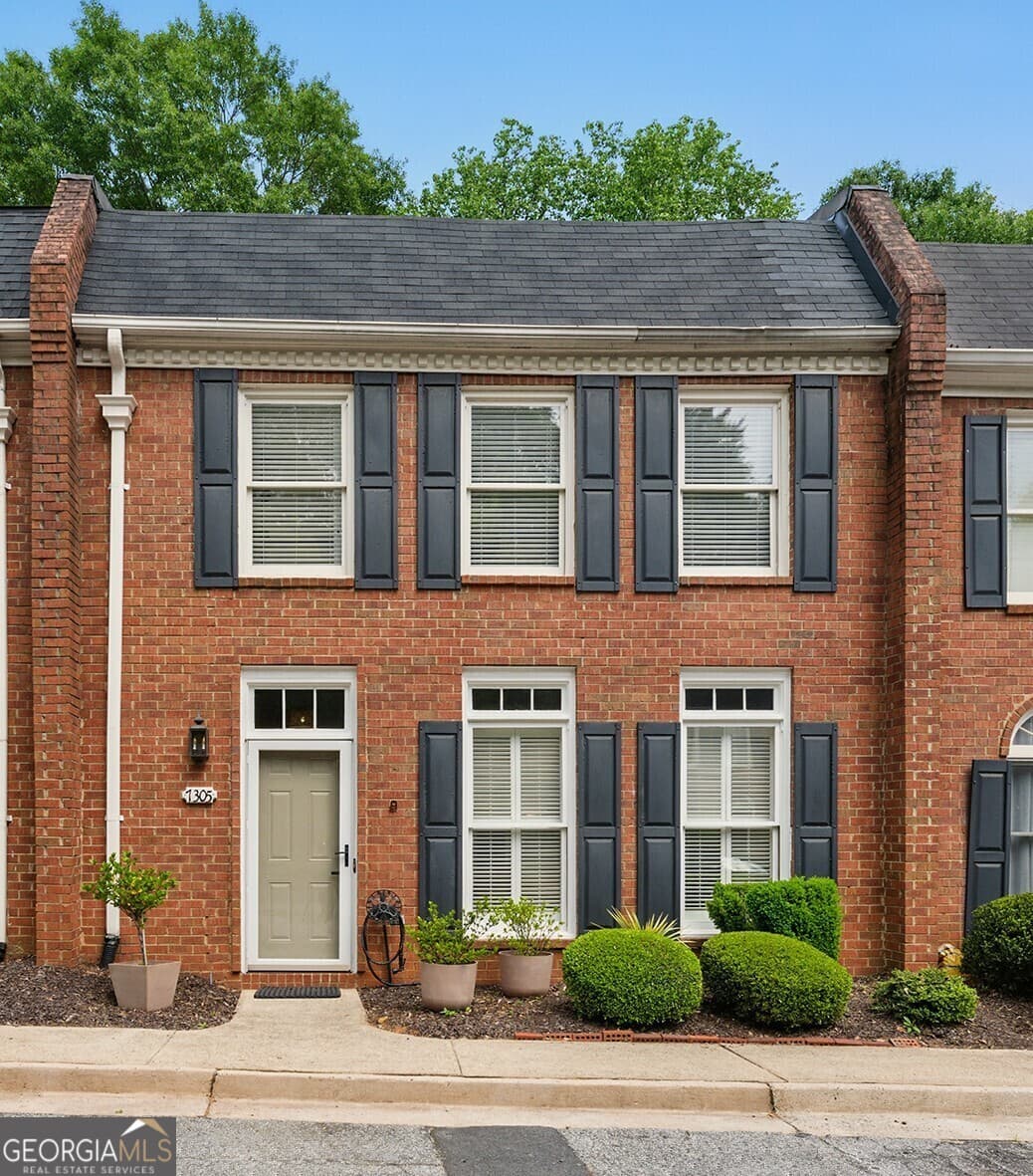 3 bedroom, 2.5 bathroom, 1,830 sq ft condominium sold at 7305 Saint Charles Square B6, Roswell, GA 30075
