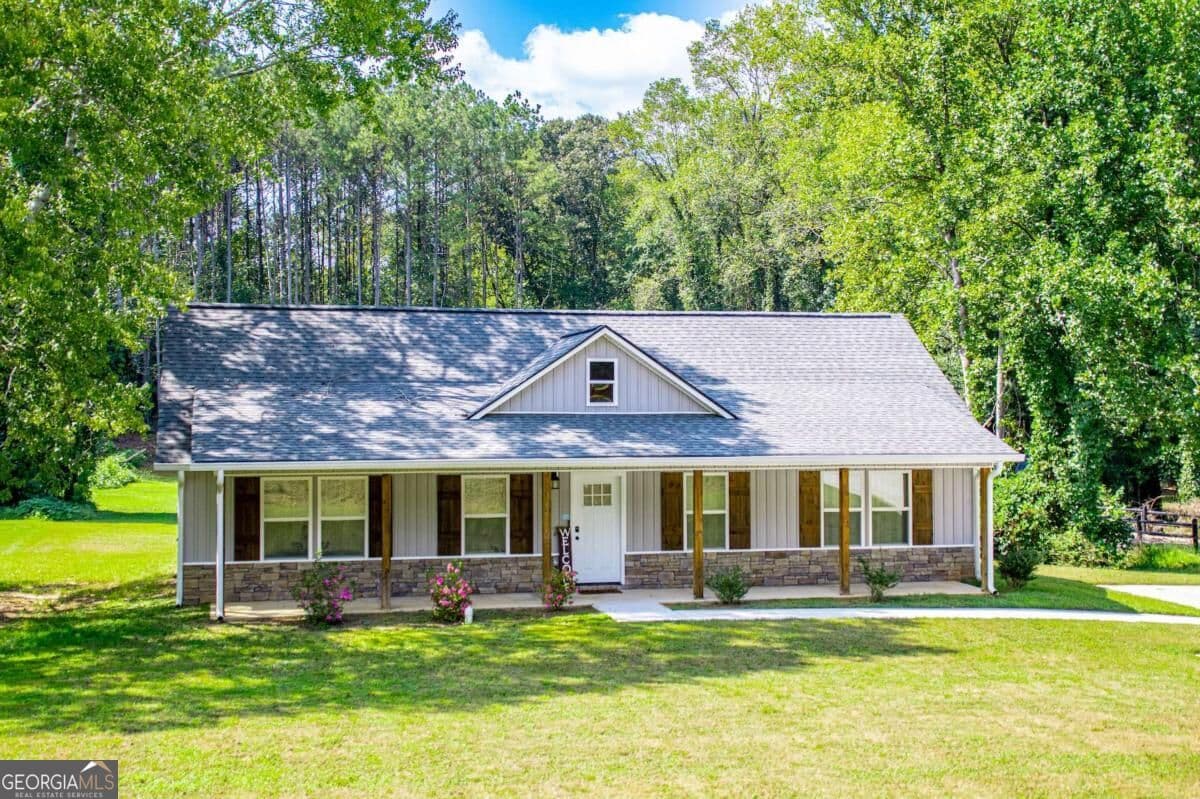 3 bedroom, 2 bathroom, 1,400 sq ft single family residence for sale at 165 N Carroll Street, Bowdon, GA 30108