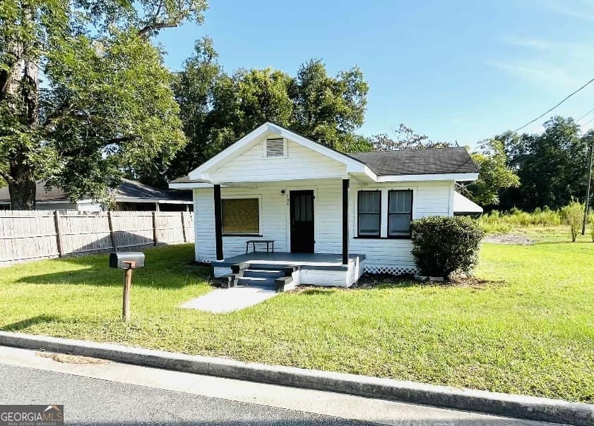 2 bedroom, 1 bathroom, 698 sq ft single family residence for sale at 702 E Waring Street, Waycross, GA 31502