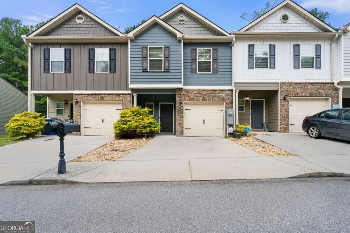 3 bedroom, 2.5 bathroom, 1,652 sq ft townhouse sold at 902 Creel Lane, Atlanta, GA 30349